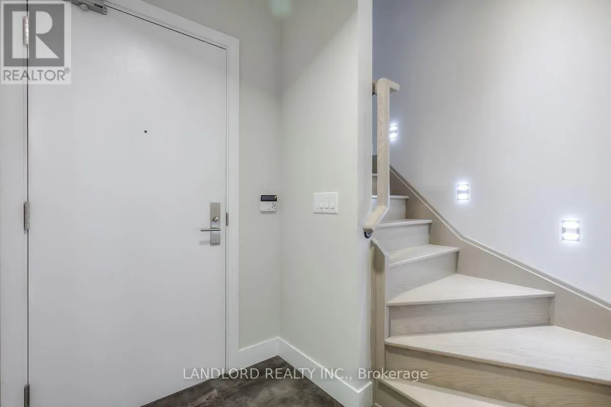 1005 - 318 RICHMOND STREET W