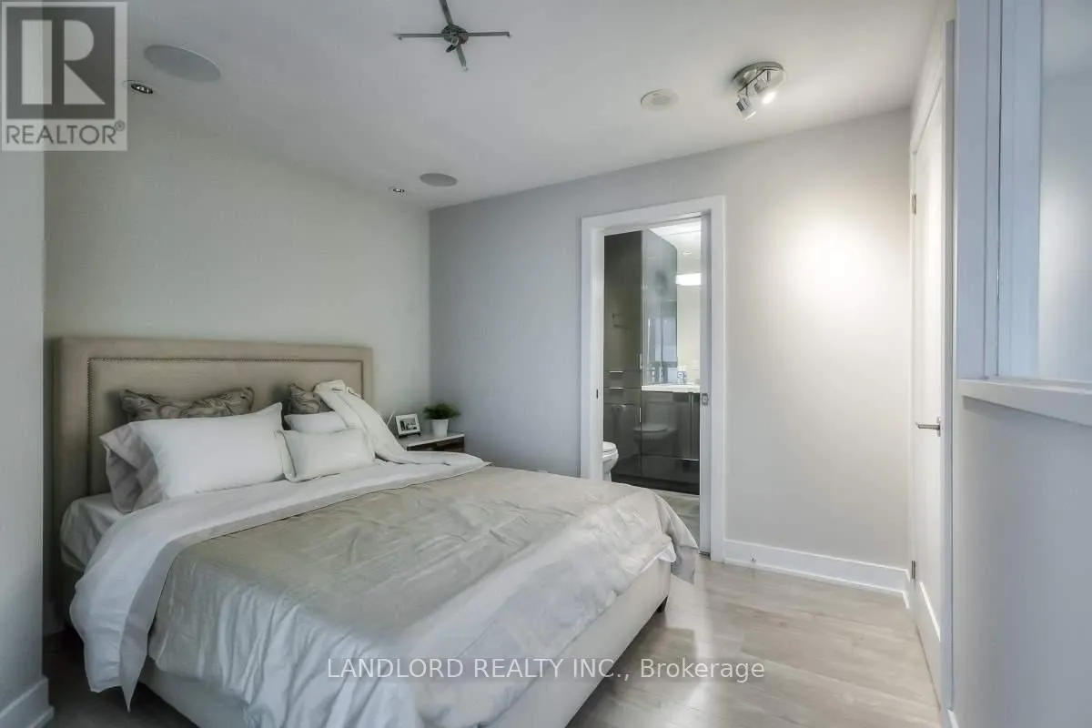 1005 - 318 RICHMOND STREET W