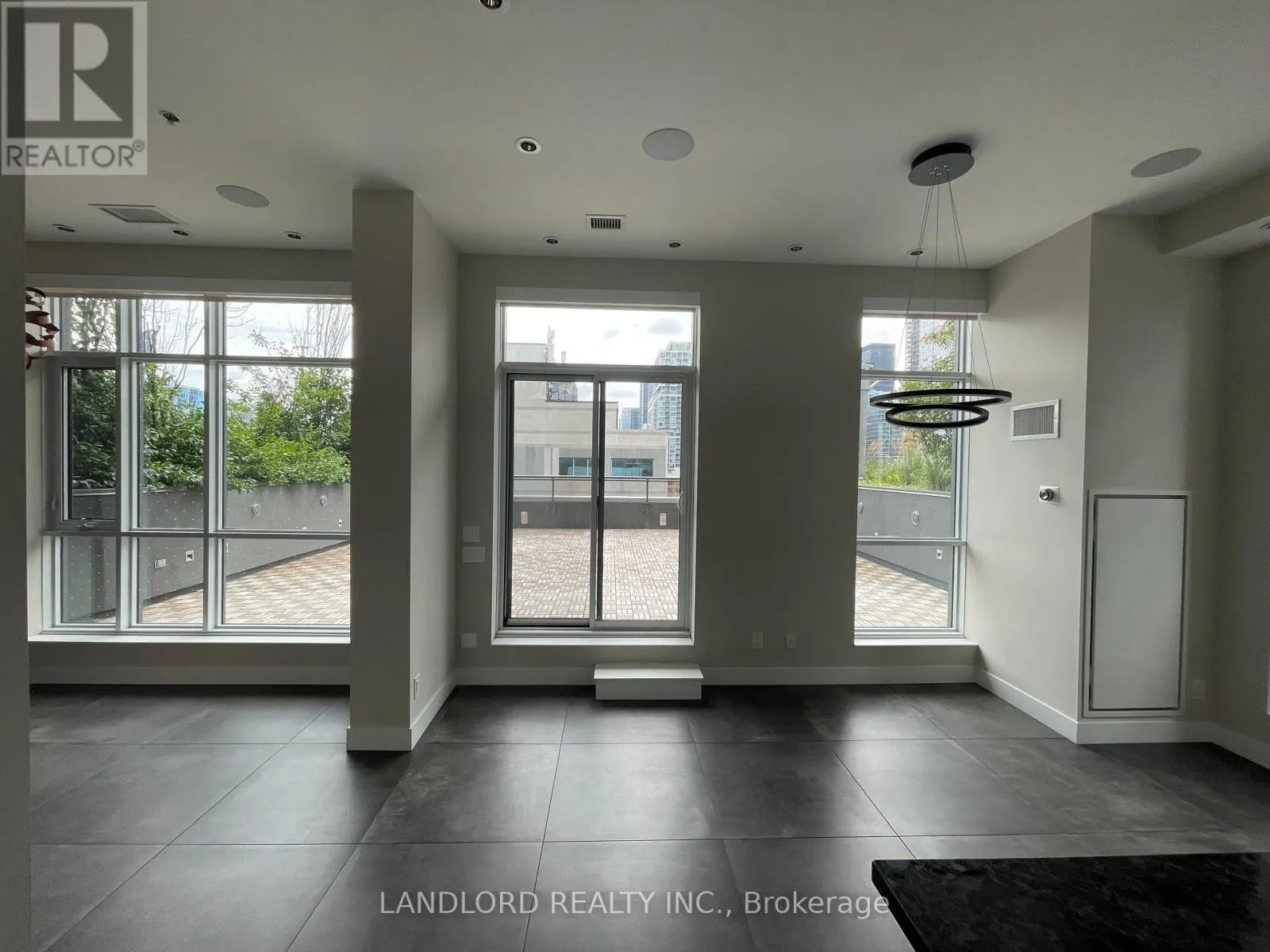 1005 - 318 RICHMOND STREET W