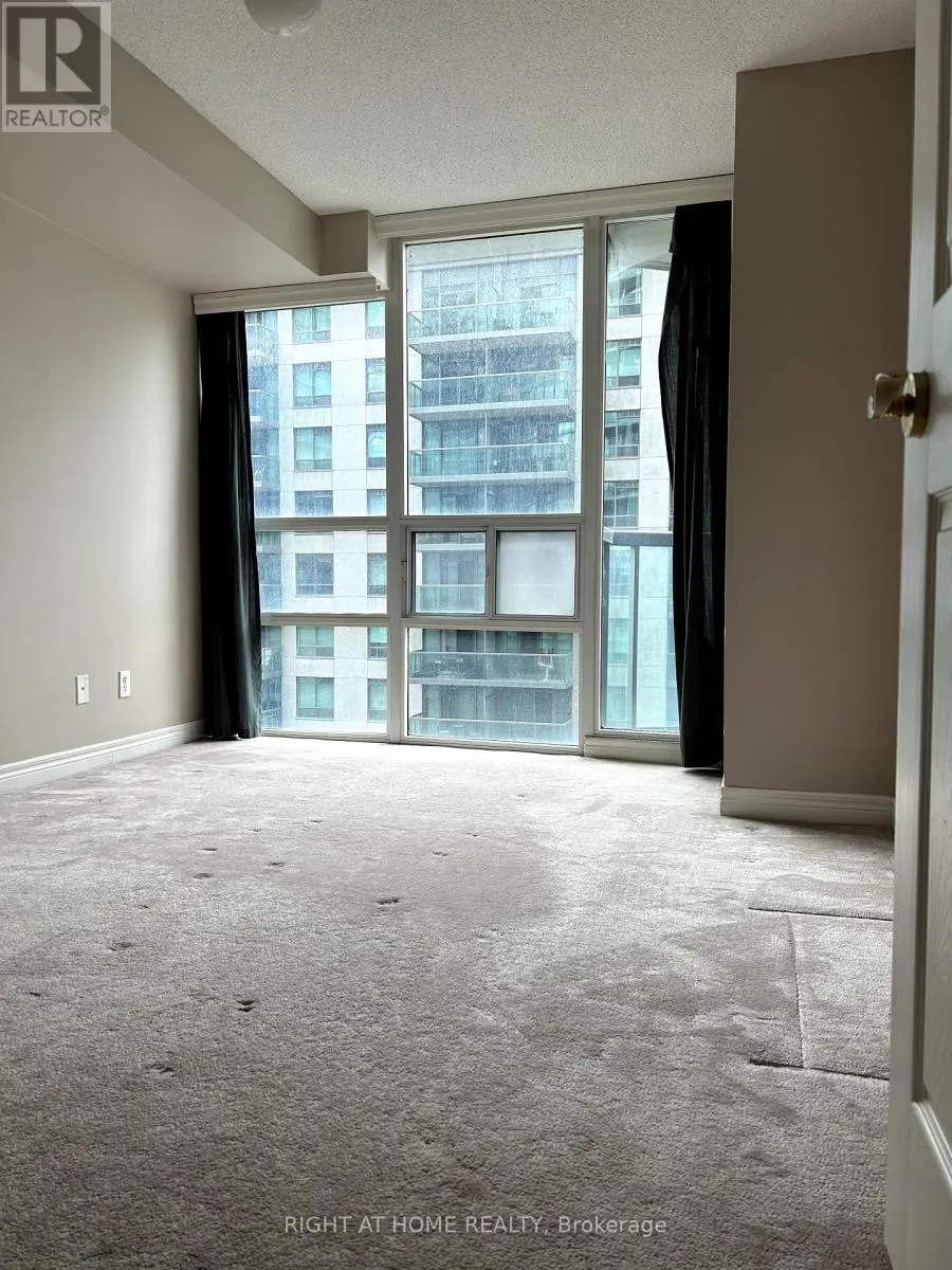 1515 - 30 GRAND TRUNK CRESCENT