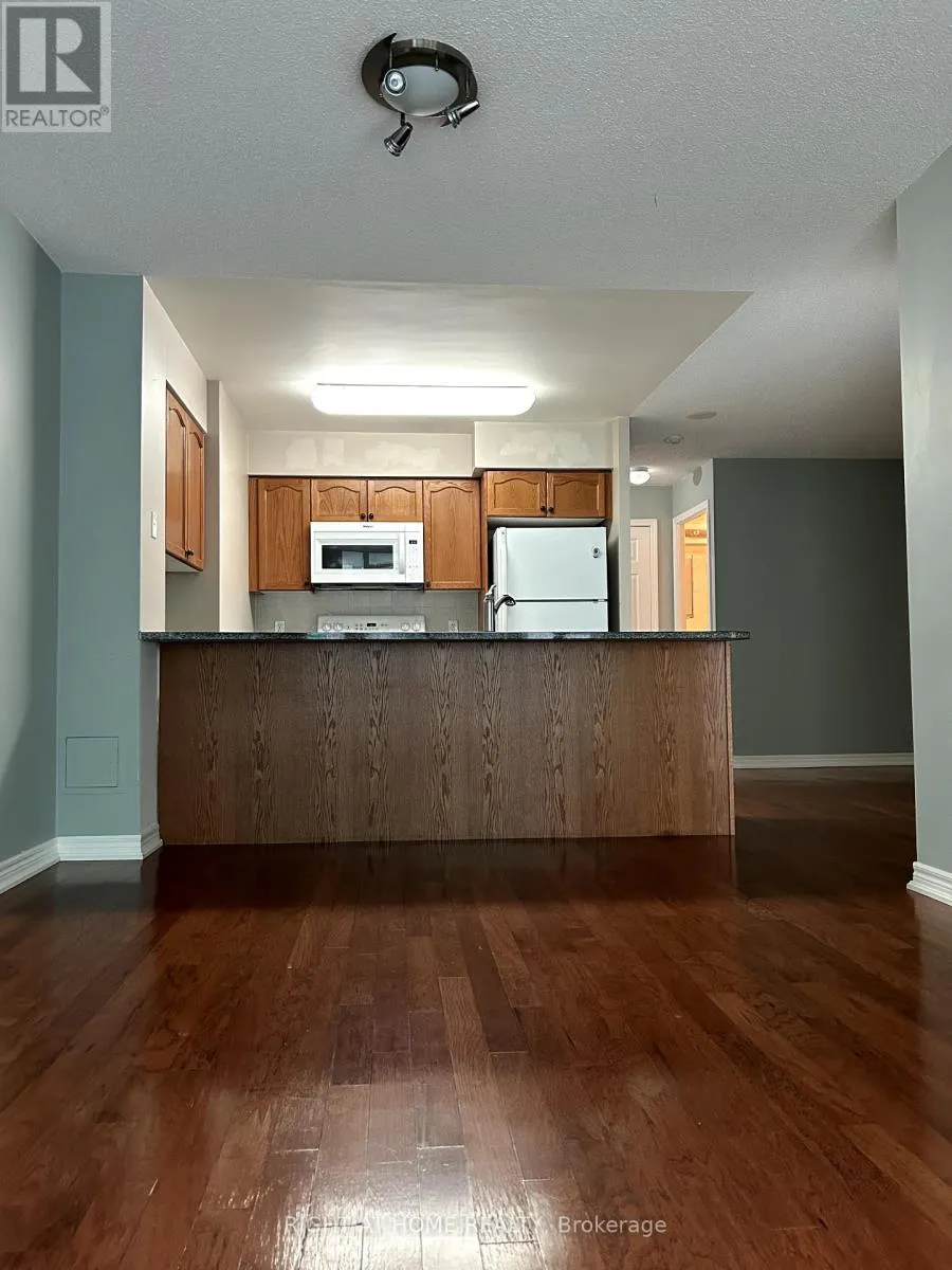1515 - 30 GRAND TRUNK CRESCENT