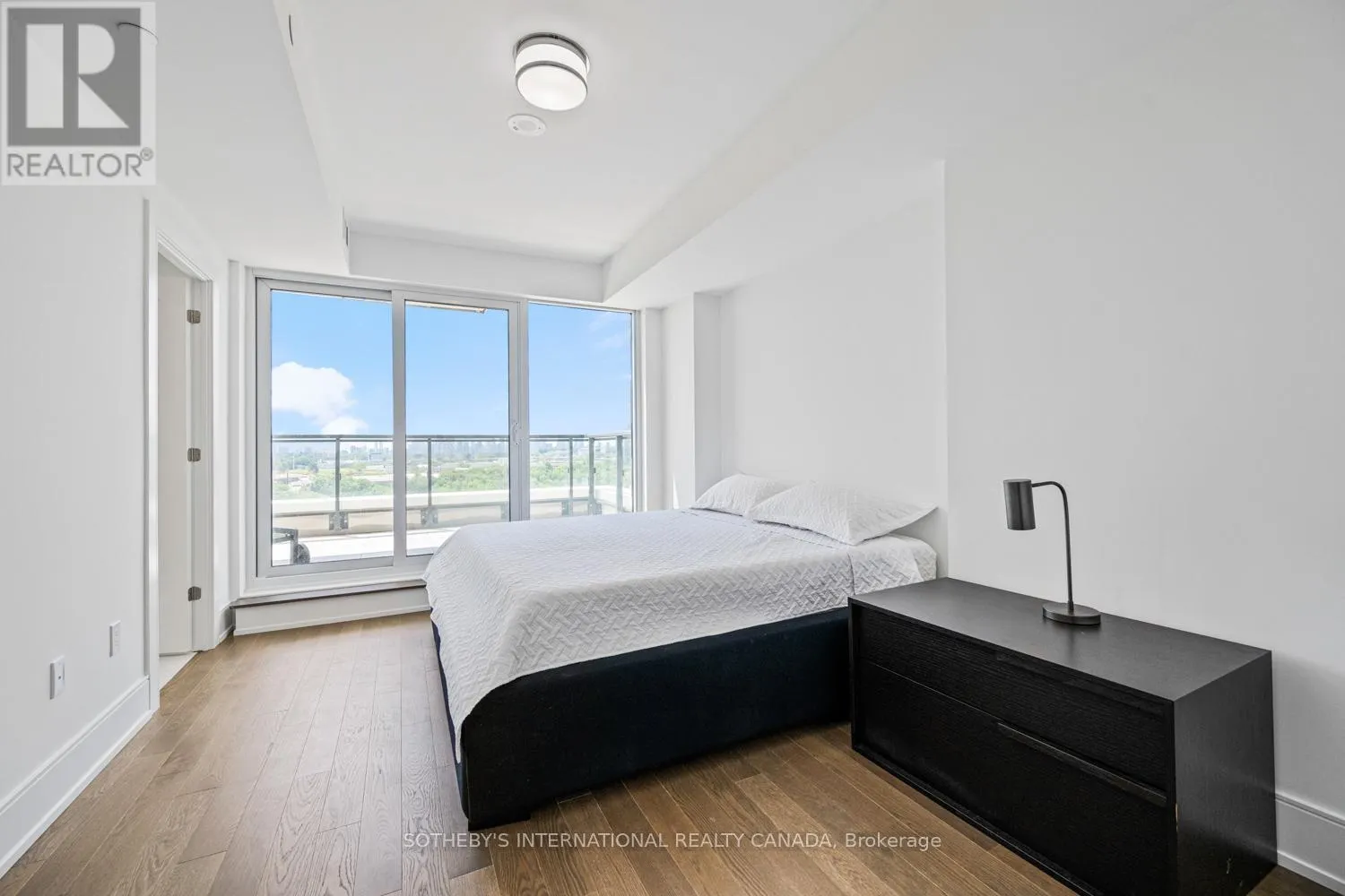 1109 - 30 INN ON THE PARK DRIVE