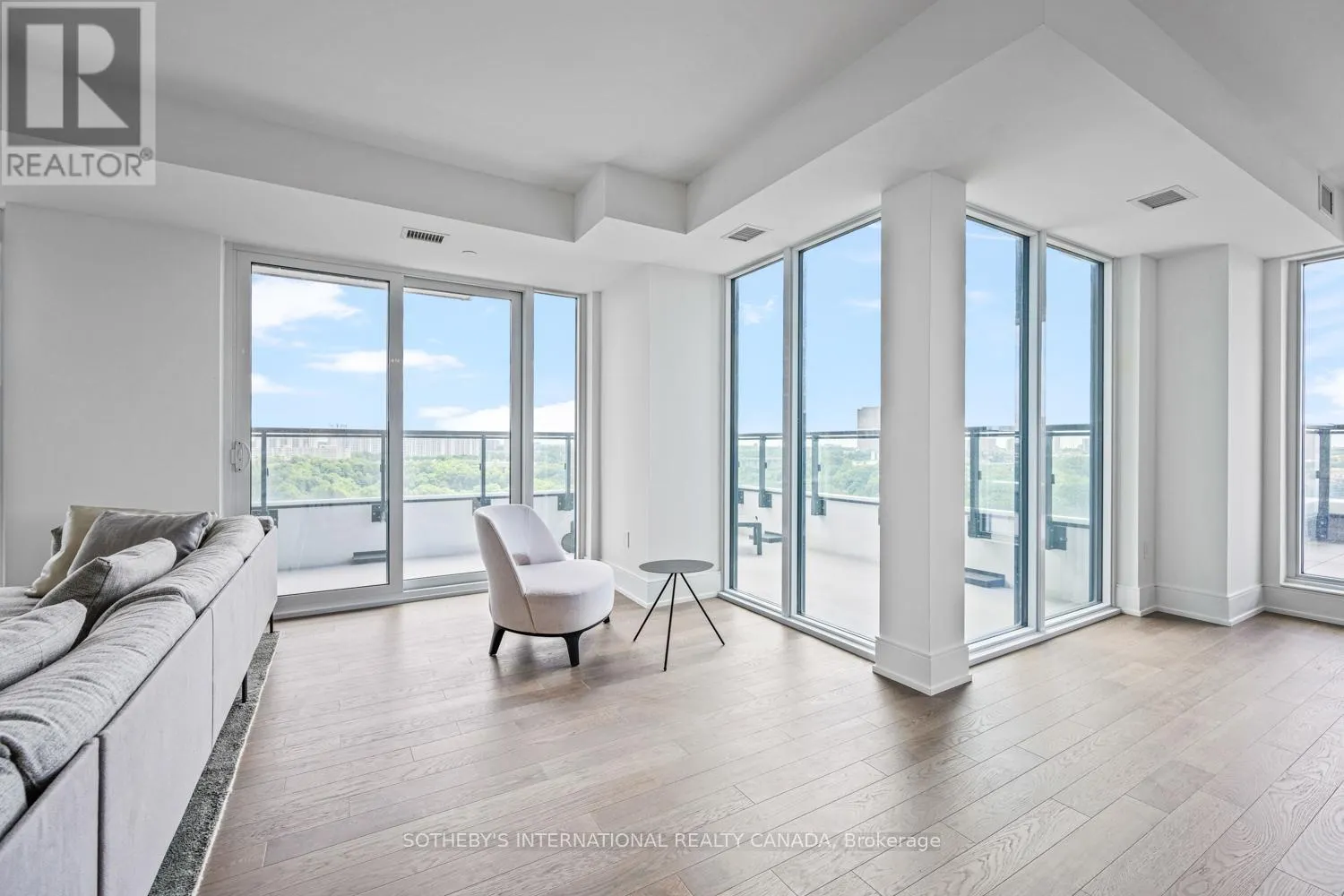 1109 - 30 INN ON THE PARK DRIVE