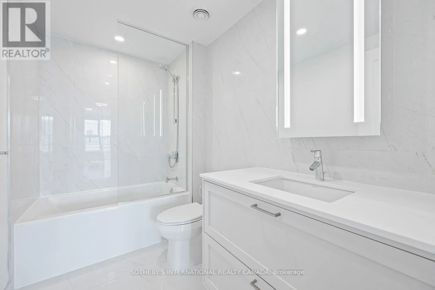 1109 - 30 INN ON THE PARK DRIVE