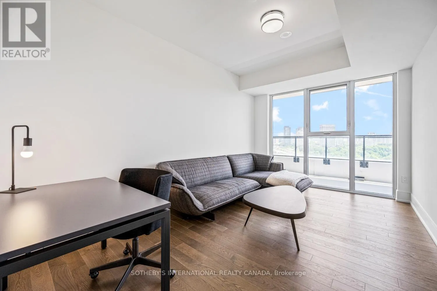 1109 - 30 INN ON THE PARK DRIVE