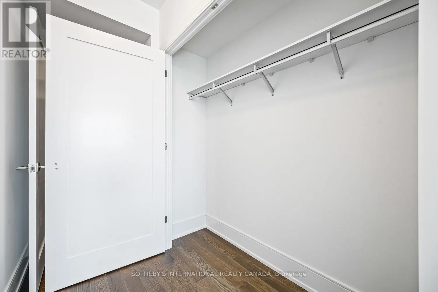 1109 - 30 INN ON THE PARK DRIVE