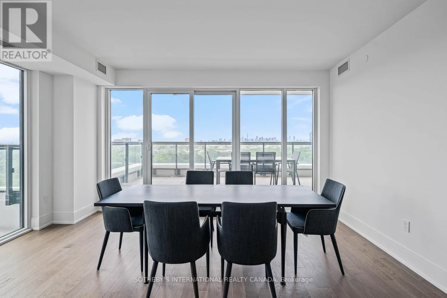 1109 - 30 INN ON THE PARK DRIVE