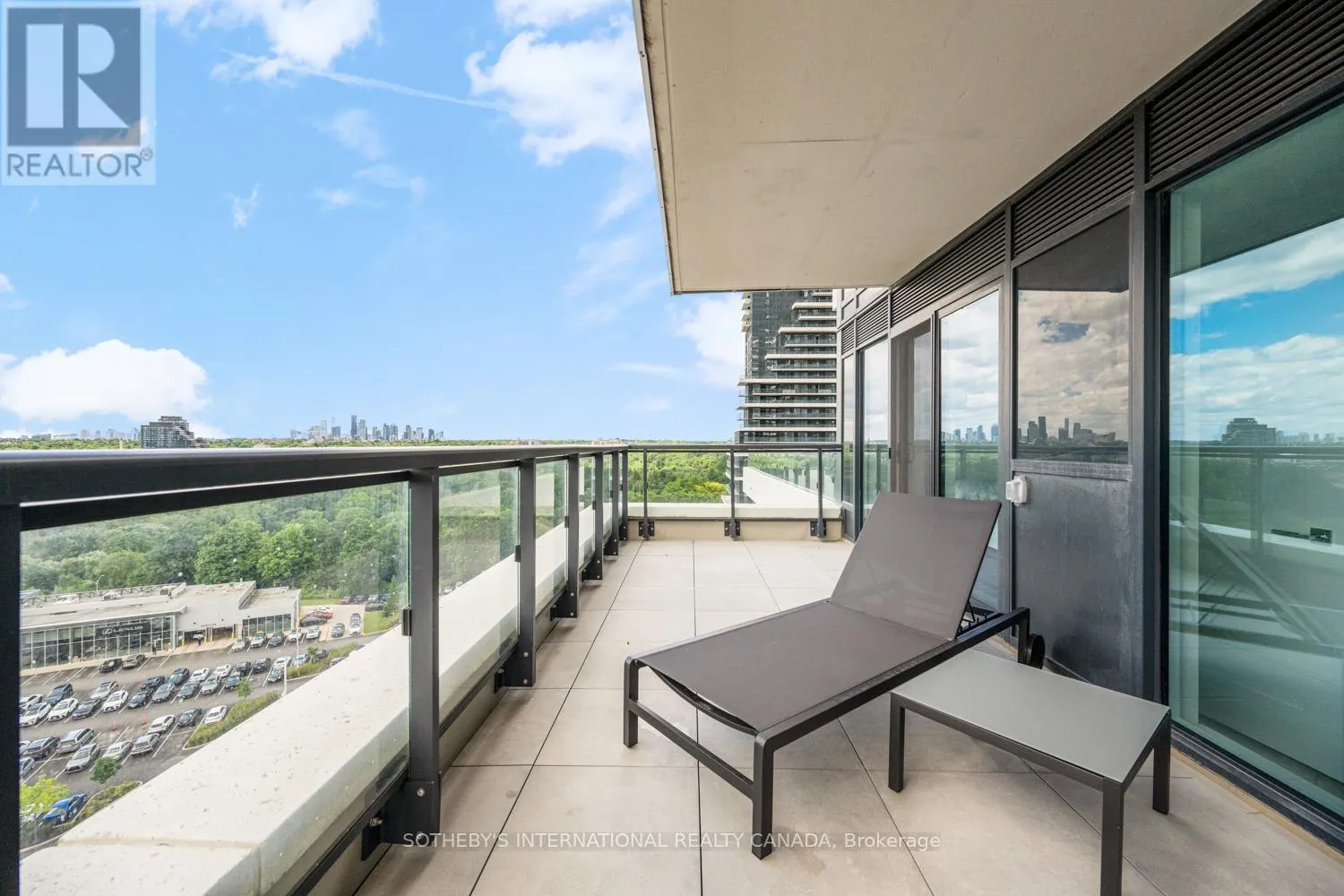 1109 - 30 INN ON THE PARK DRIVE