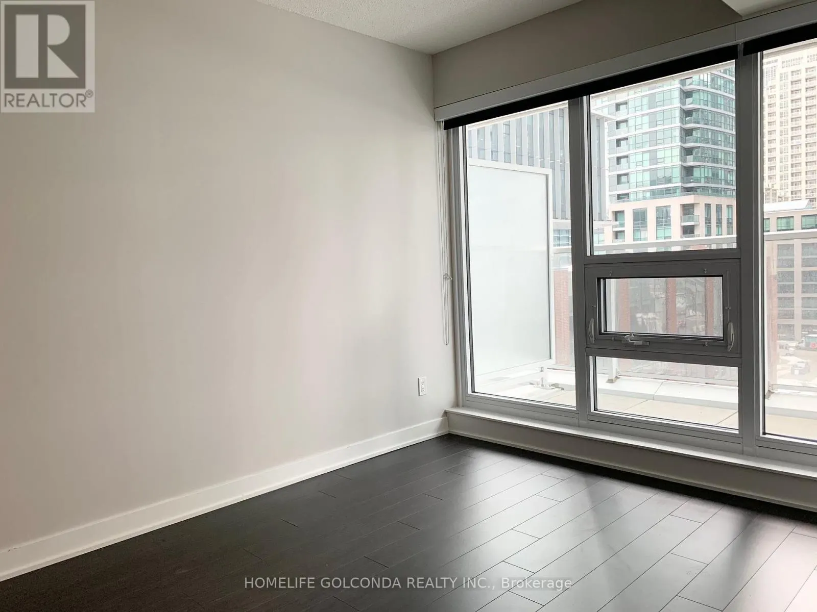 #605 - 17 BATHURST STREET