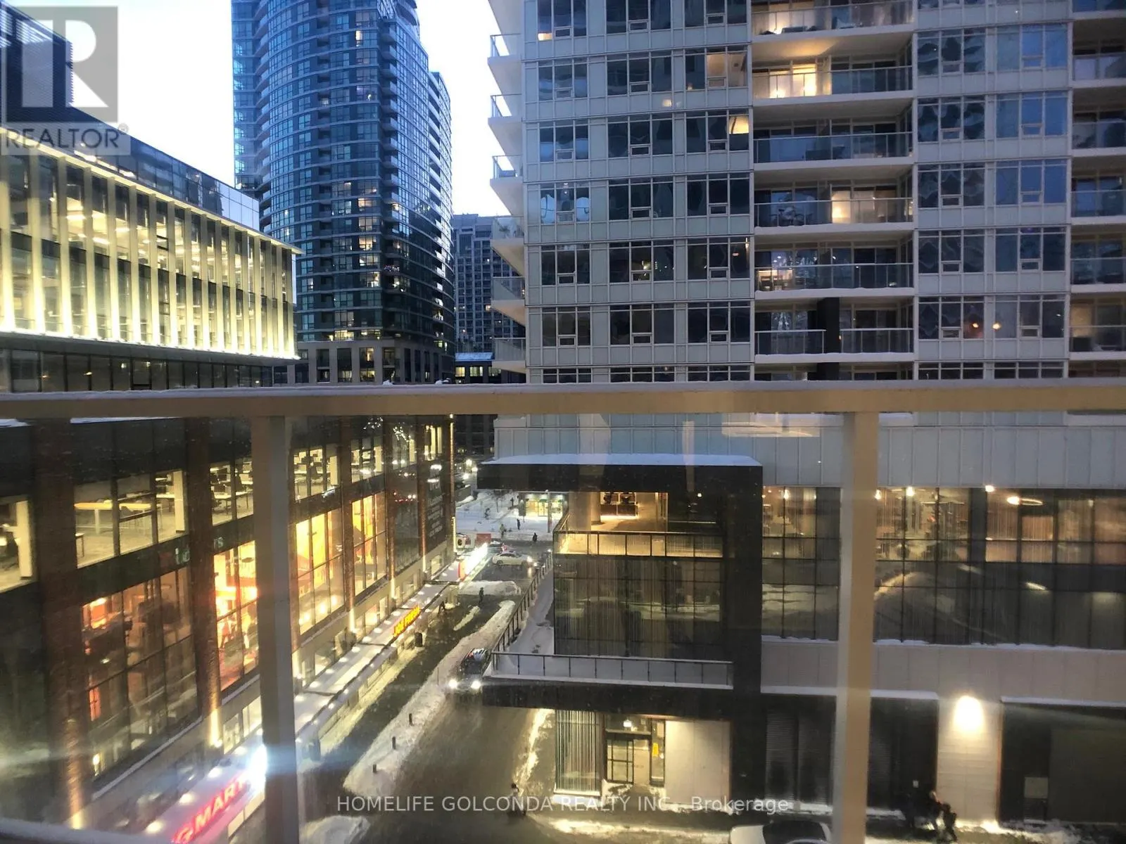 #605 - 17 BATHURST STREET