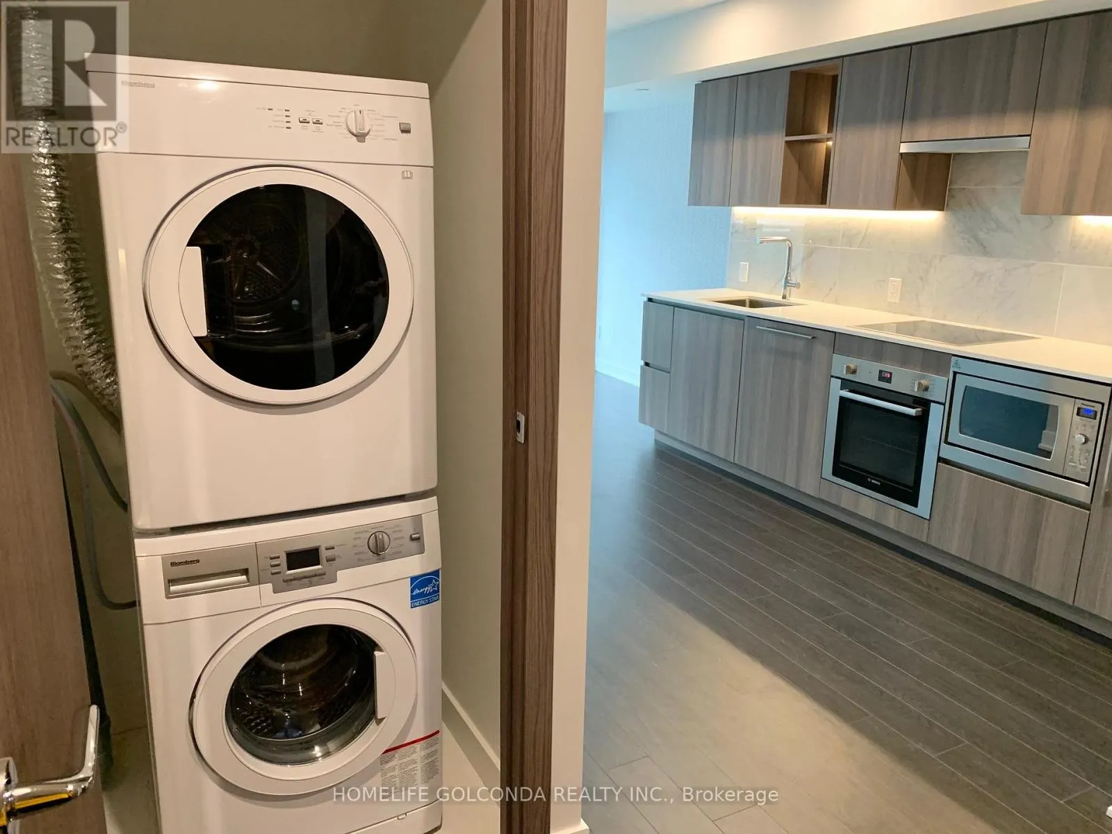#605 - 17 BATHURST STREET