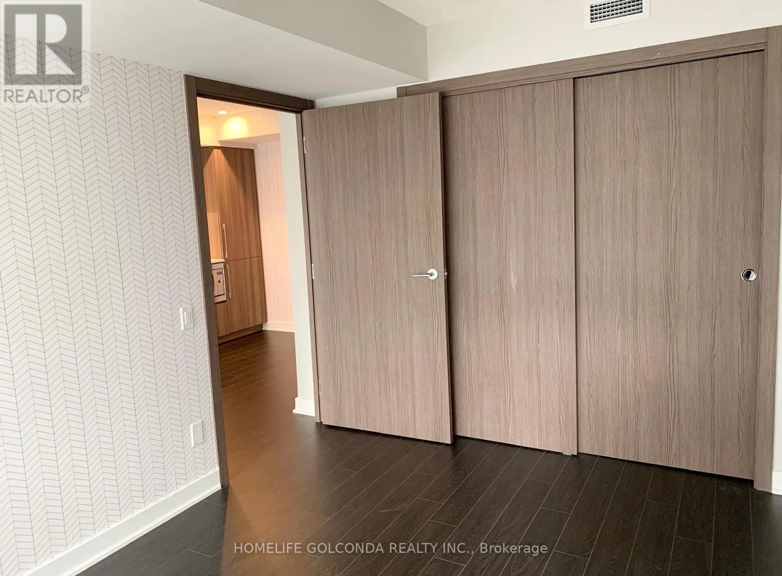 #605 - 17 BATHURST STREET