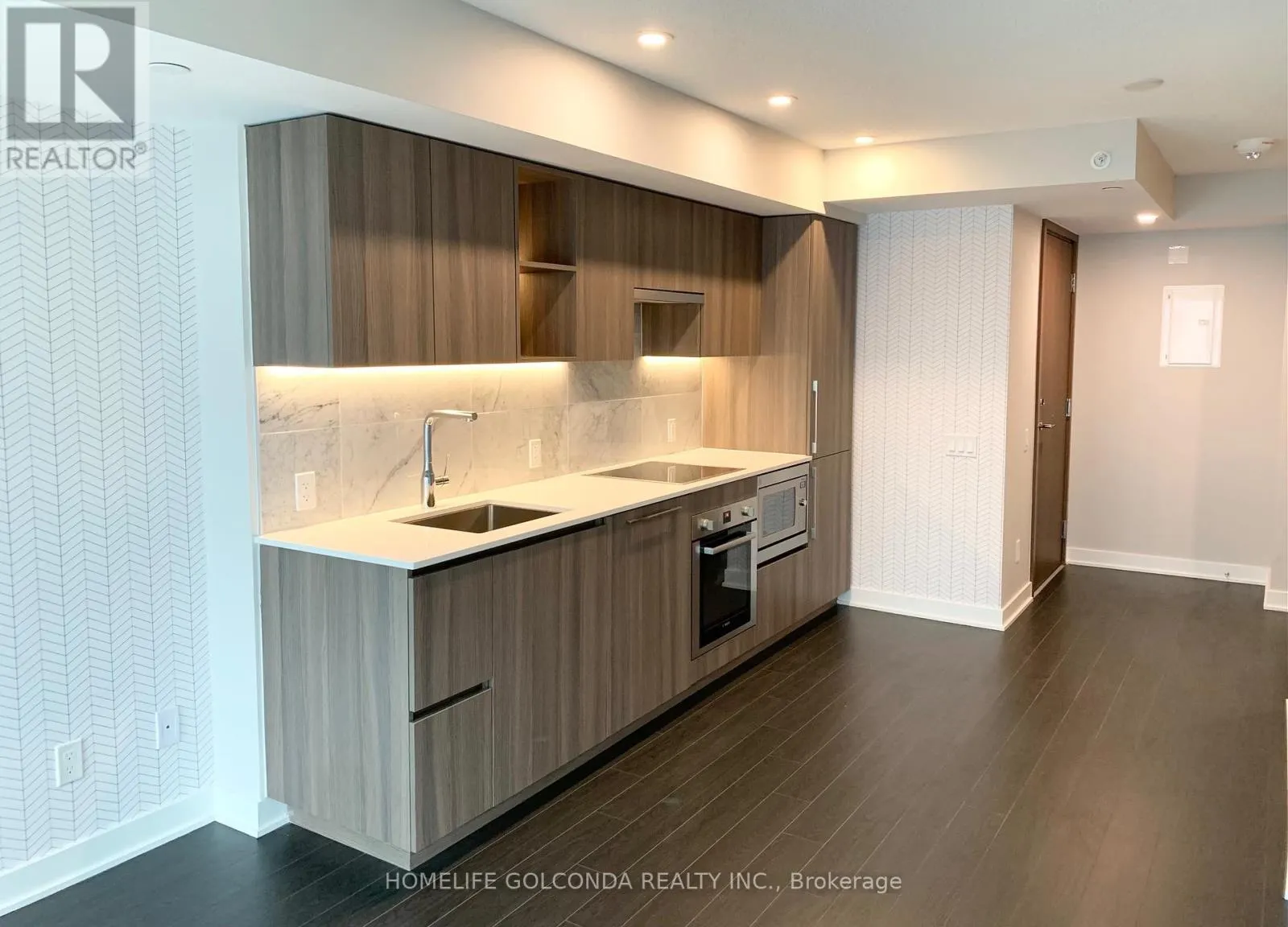 #605 - 17 BATHURST STREET