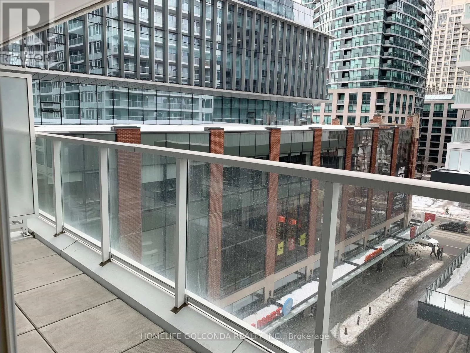 #605 - 17 BATHURST STREET