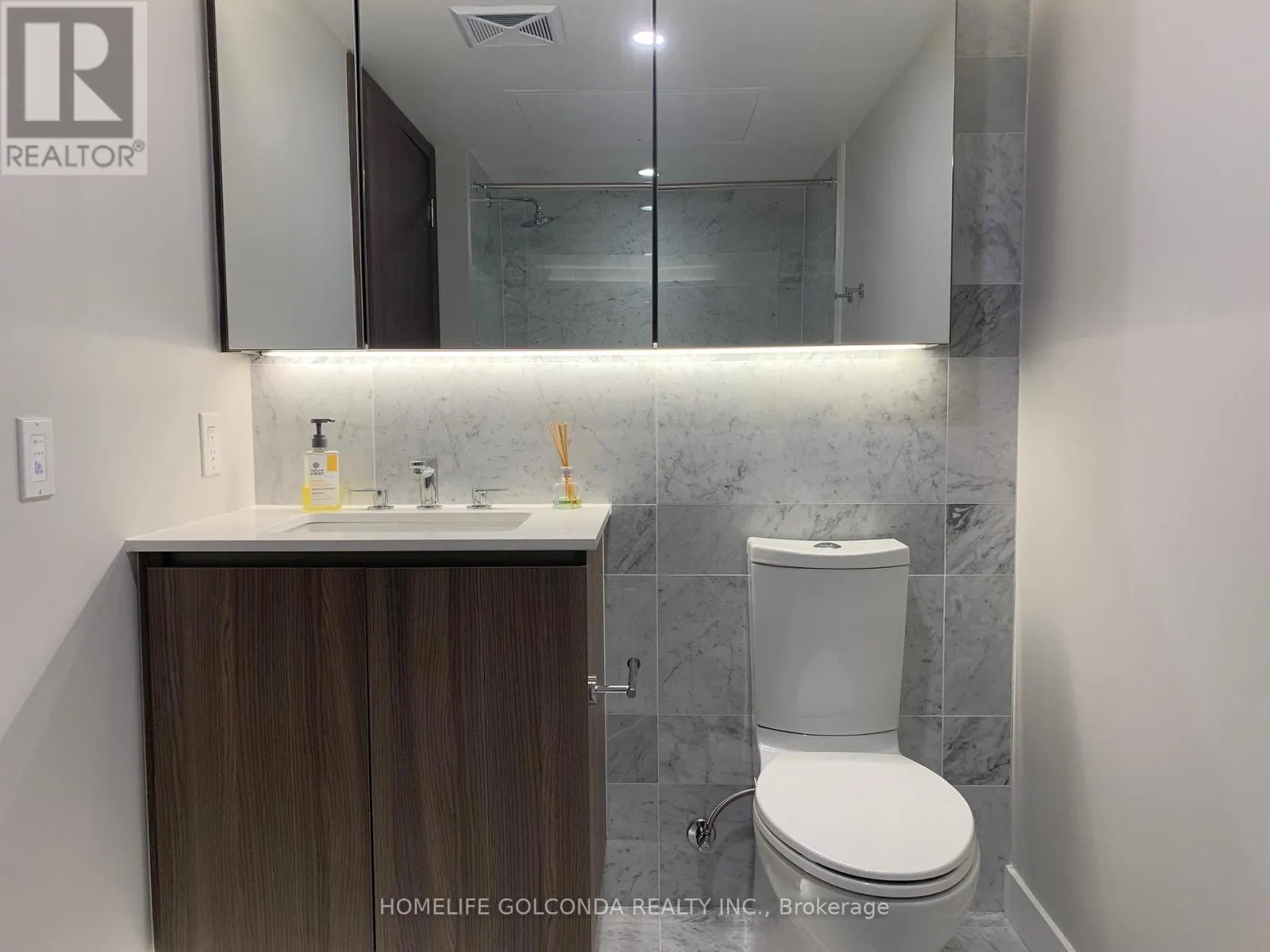 #605 - 17 BATHURST STREET