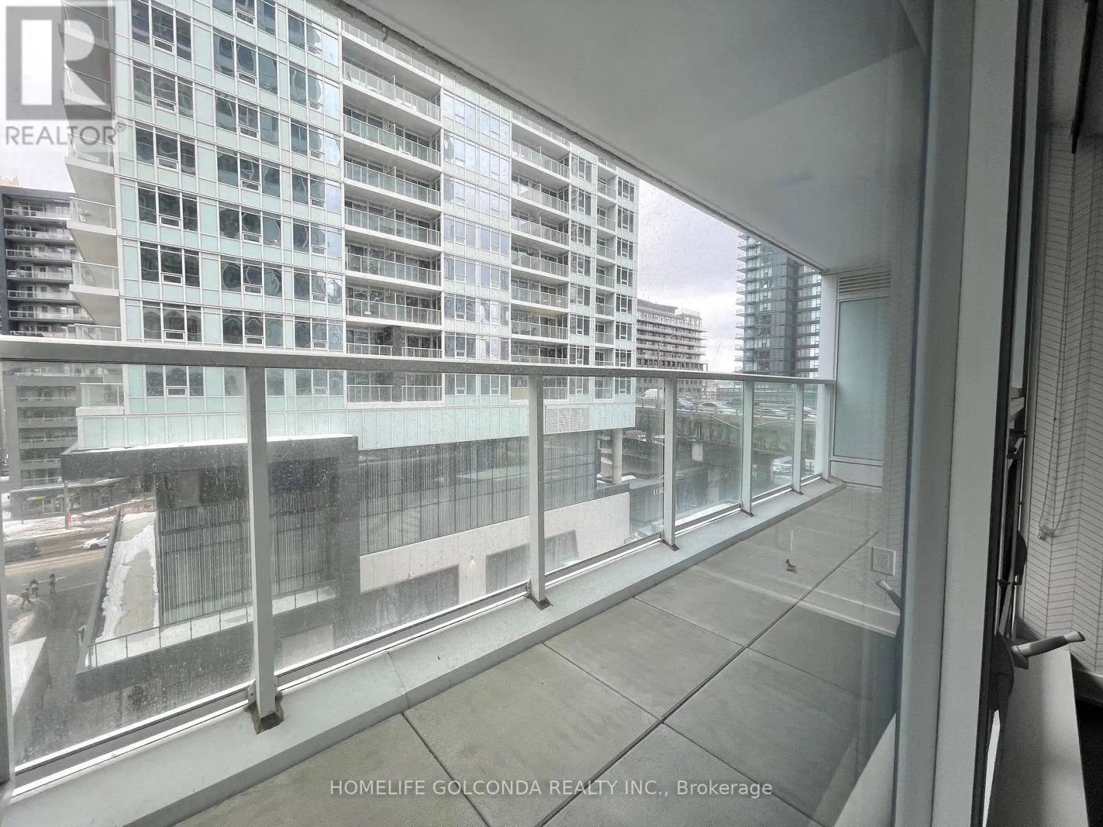 #605 - 17 BATHURST STREET