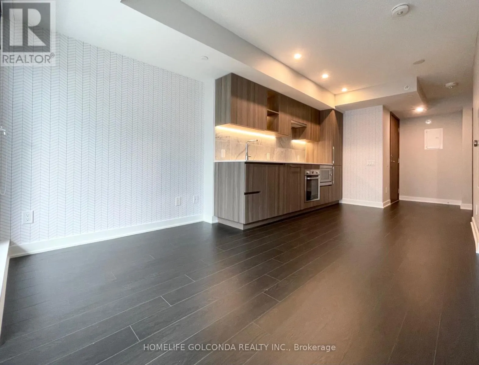 #605 - 17 BATHURST STREET