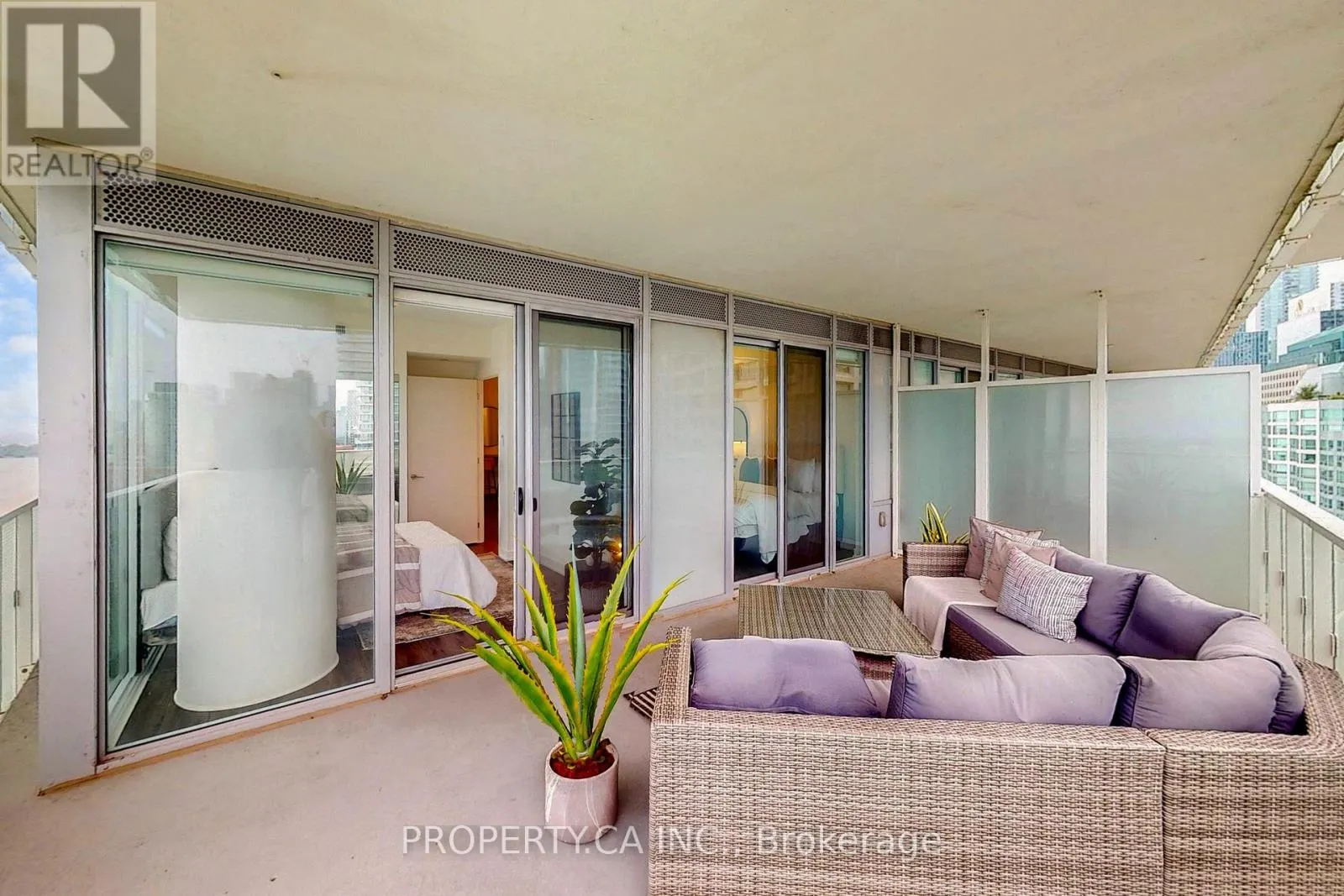 2209 - 15 QUEENS QUAY E