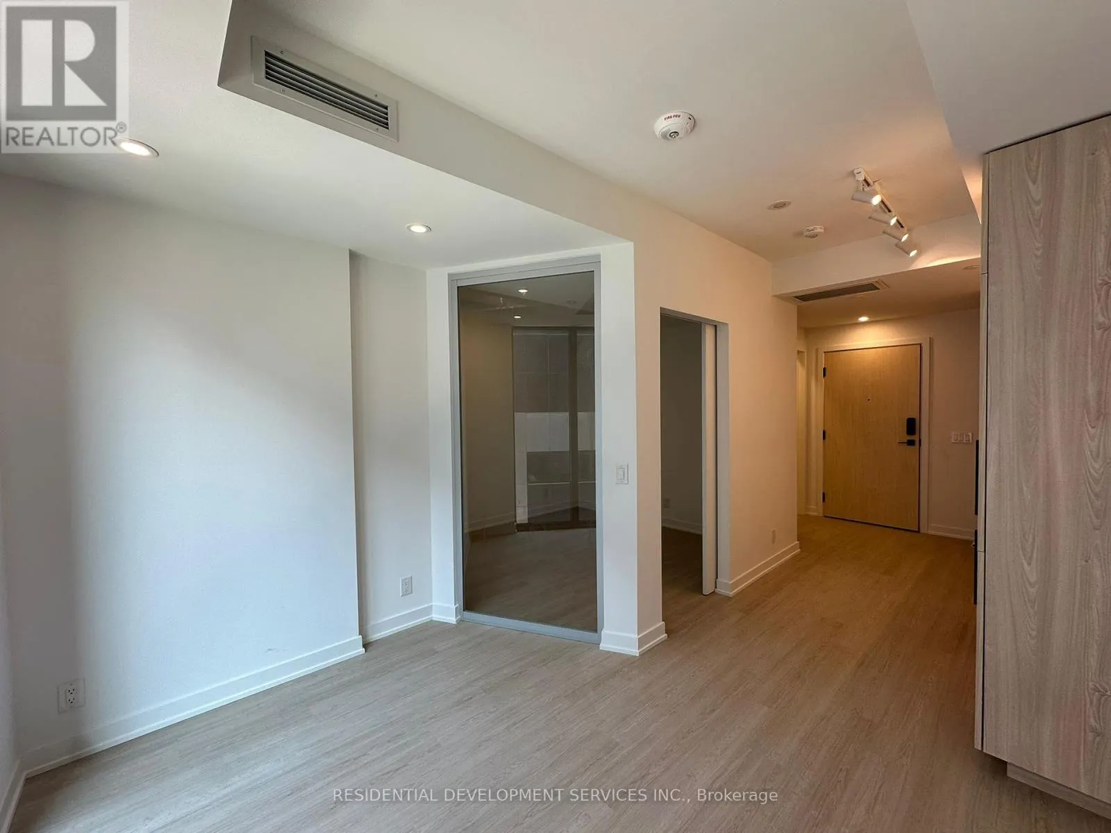 516 - 699 SHEPPARD AVENUE E