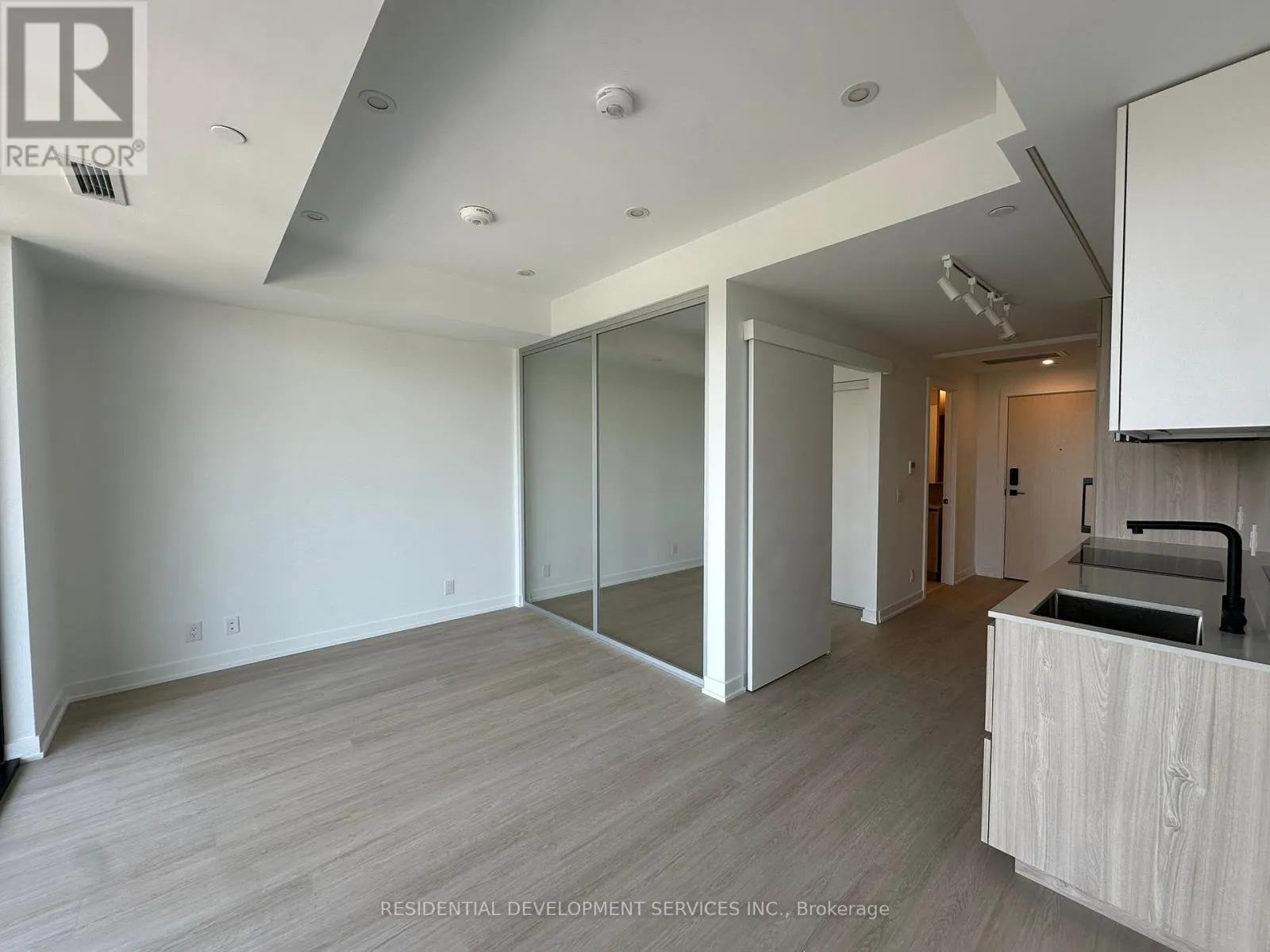 519 - 699 SHEPPARD AVENUE E
