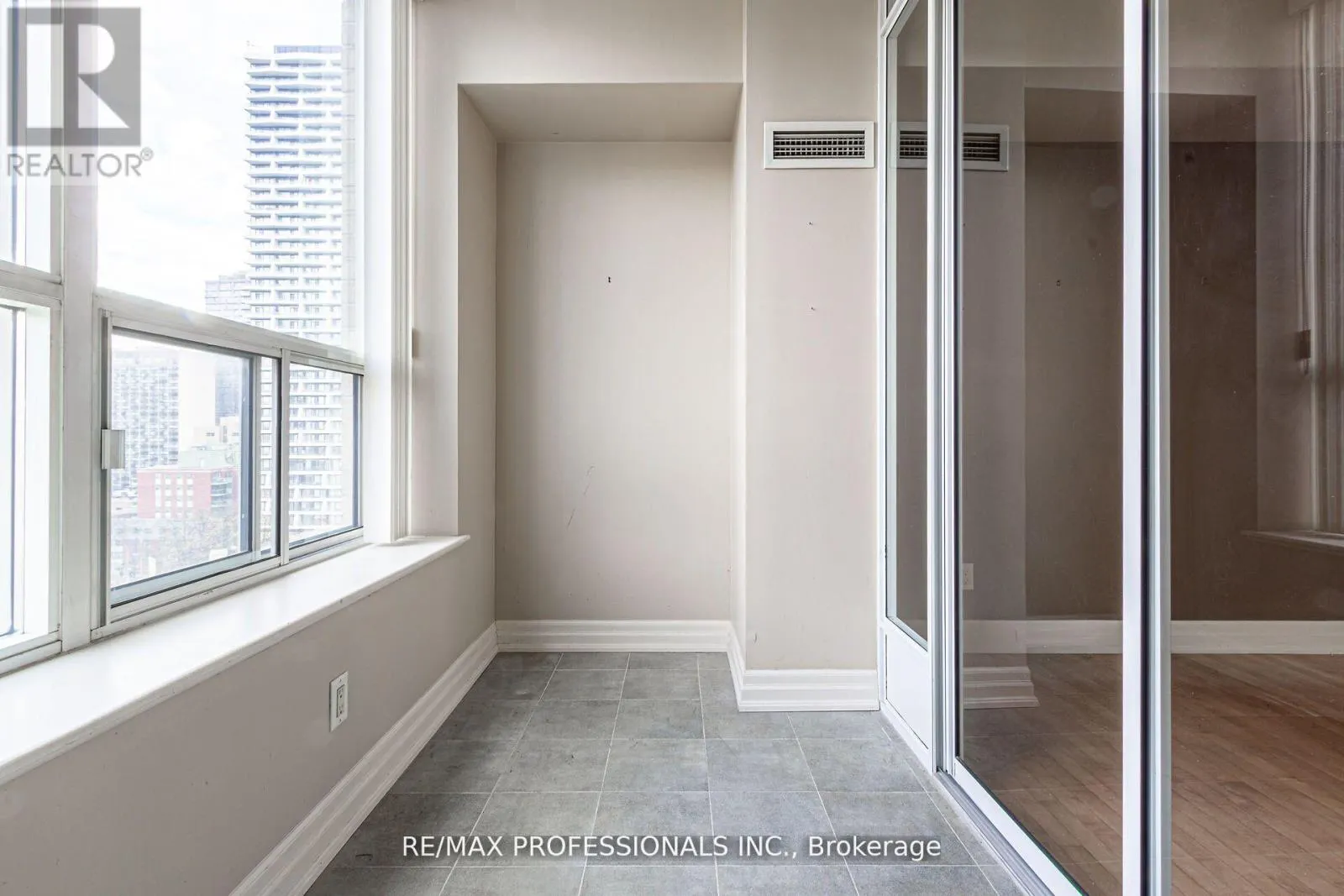 1007 - 70 ALEXANDER STREET