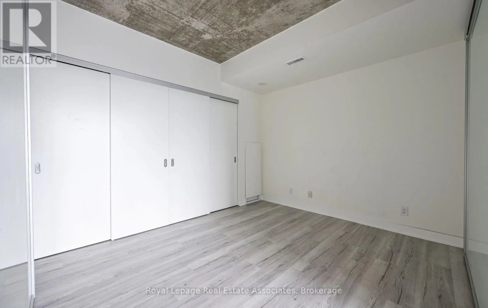 1401 - 318 KING STREET E