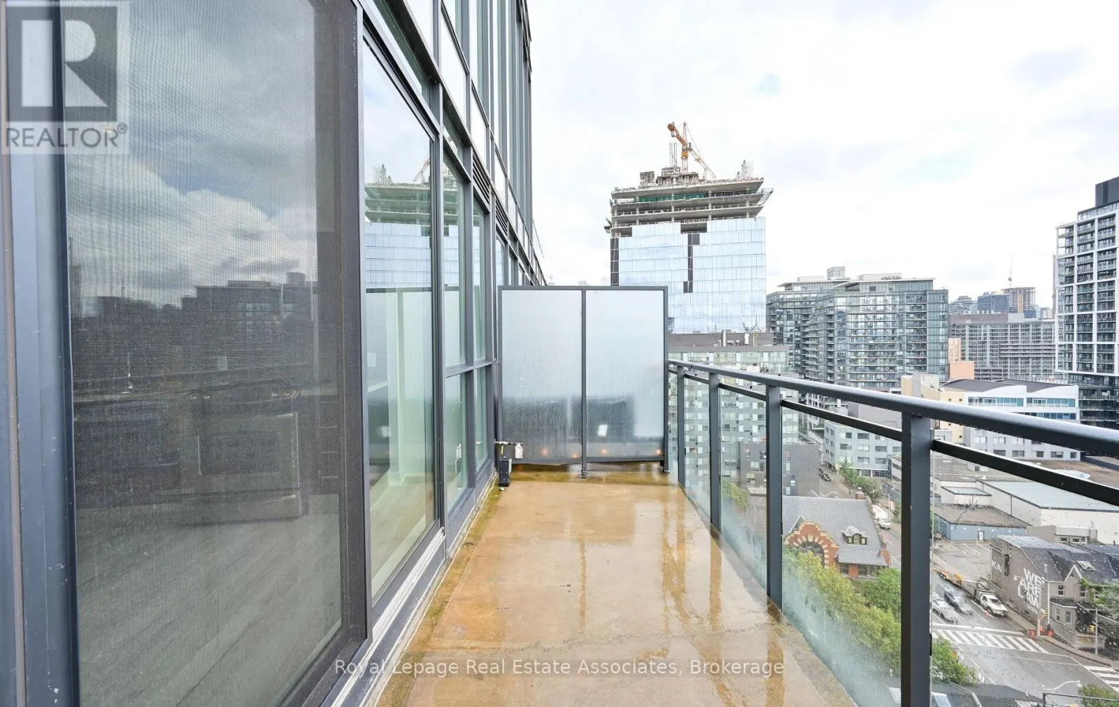 1401 - 318 KING STREET E