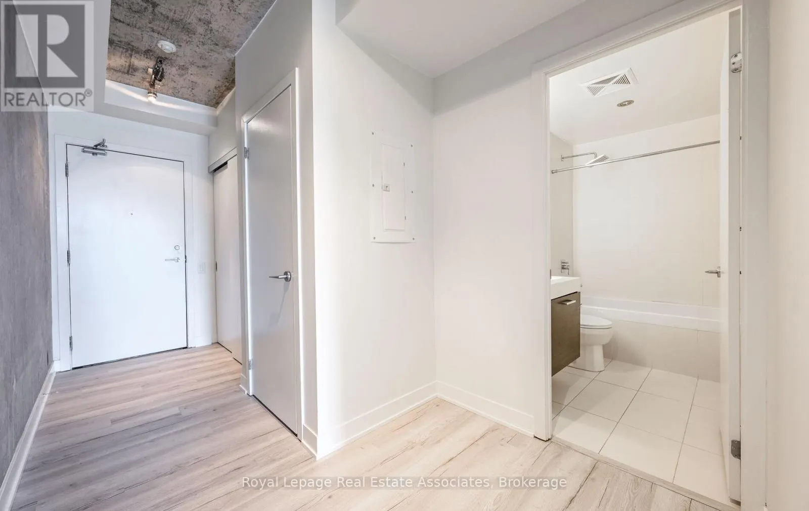1401 - 318 KING STREET E