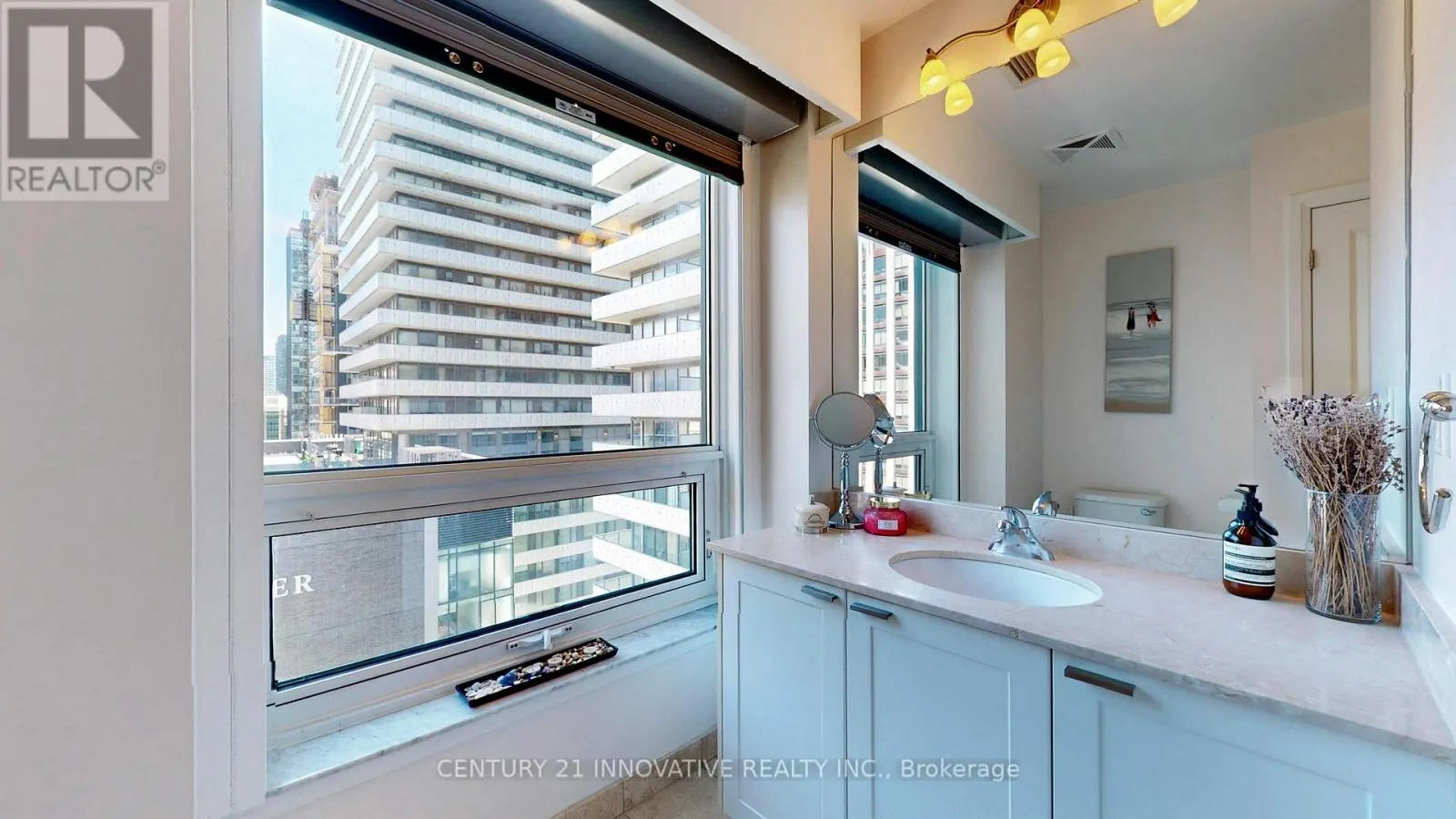 1510 - 35 HAYDEN STREET E