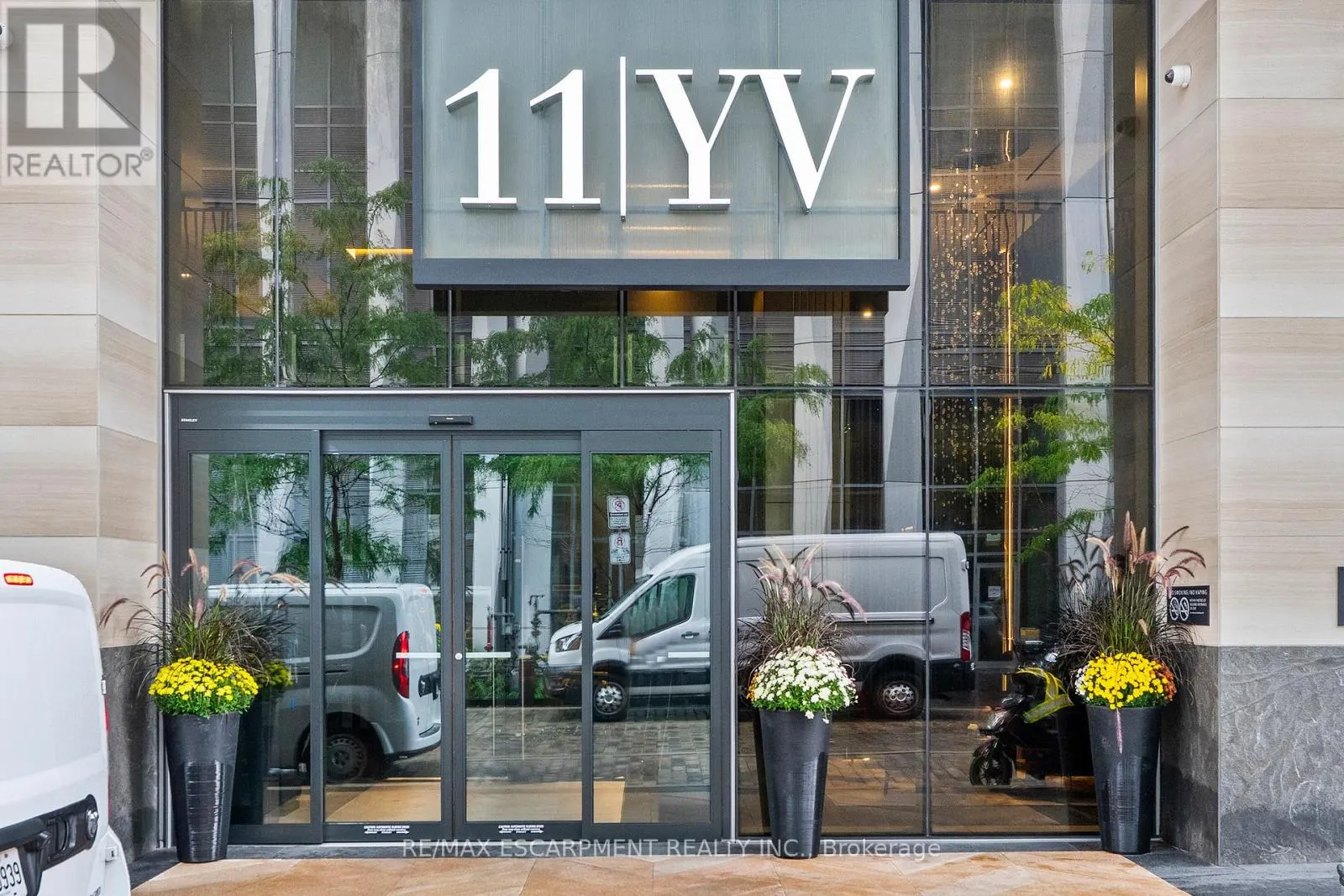 2113 - 11 YORKVILLE AVENUE