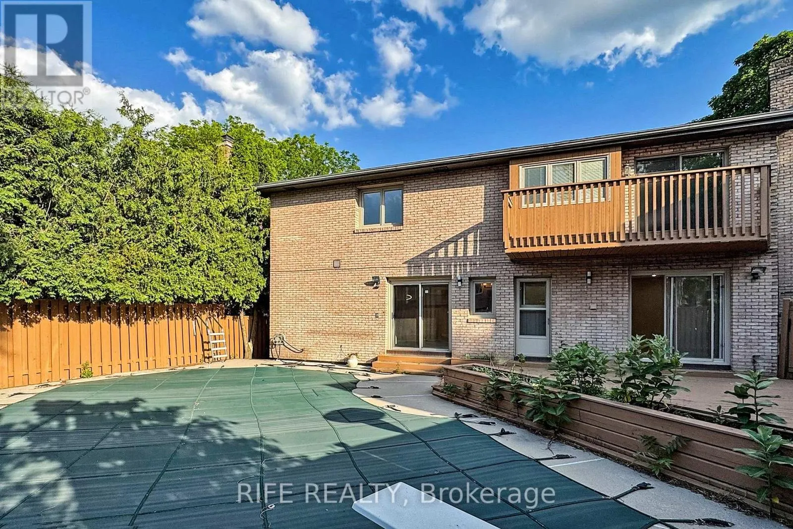 8 ELLIOTWOOD COURT