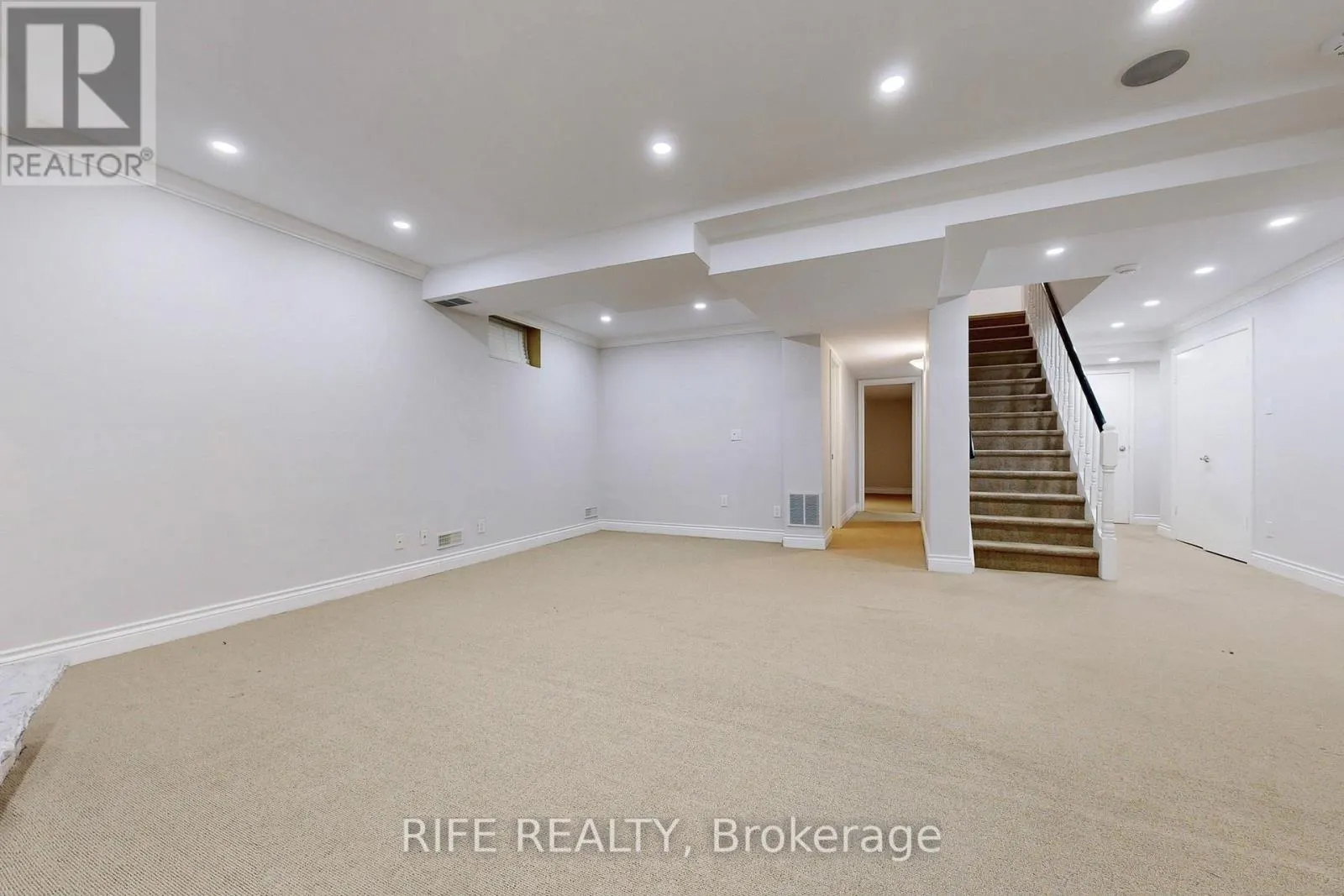 8 ELLIOTWOOD COURT