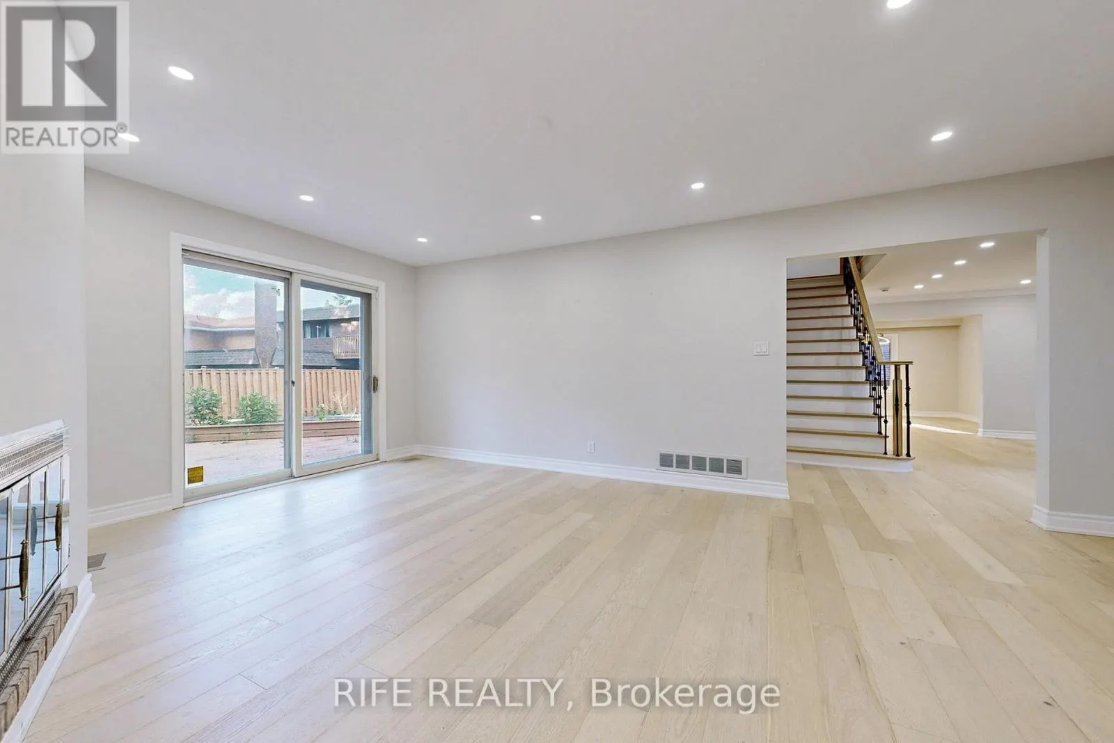 8 ELLIOTWOOD COURT