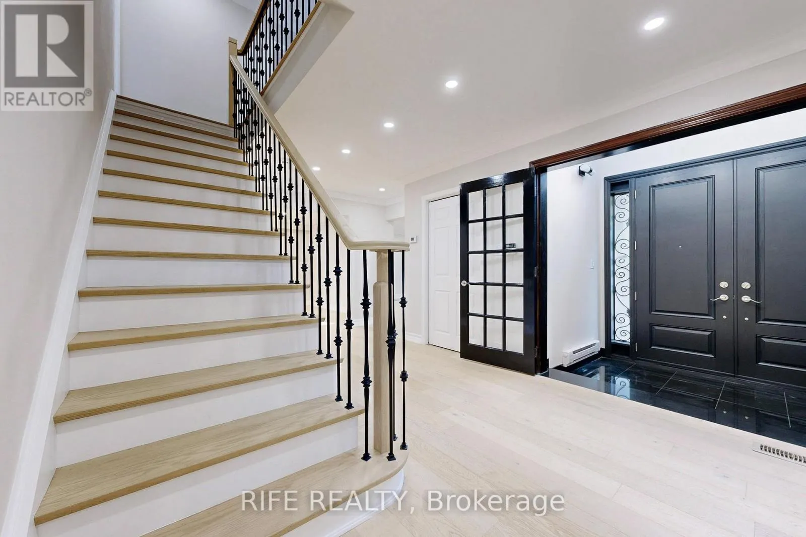 8 ELLIOTWOOD COURT