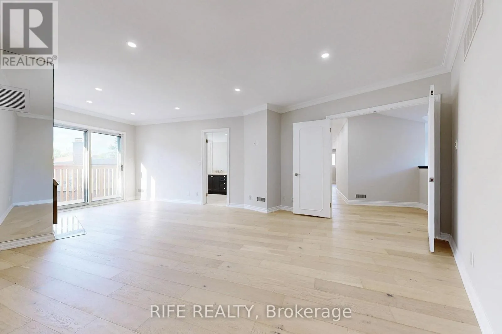 8 ELLIOTWOOD COURT