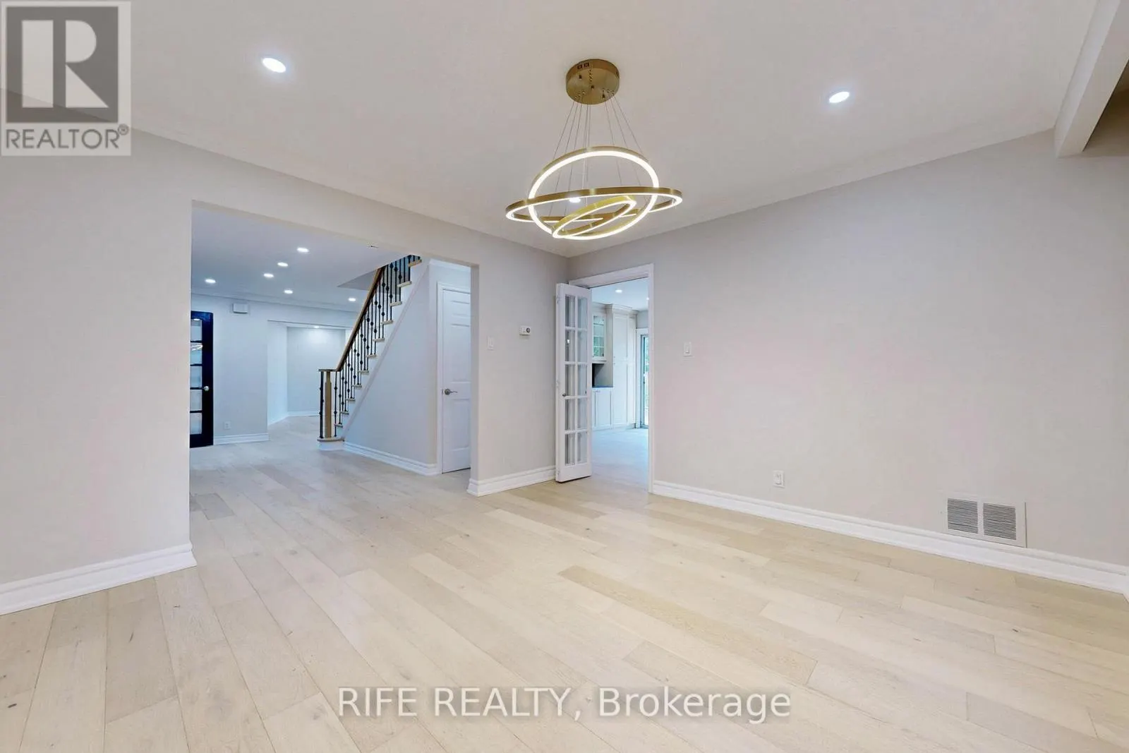 8 ELLIOTWOOD COURT
