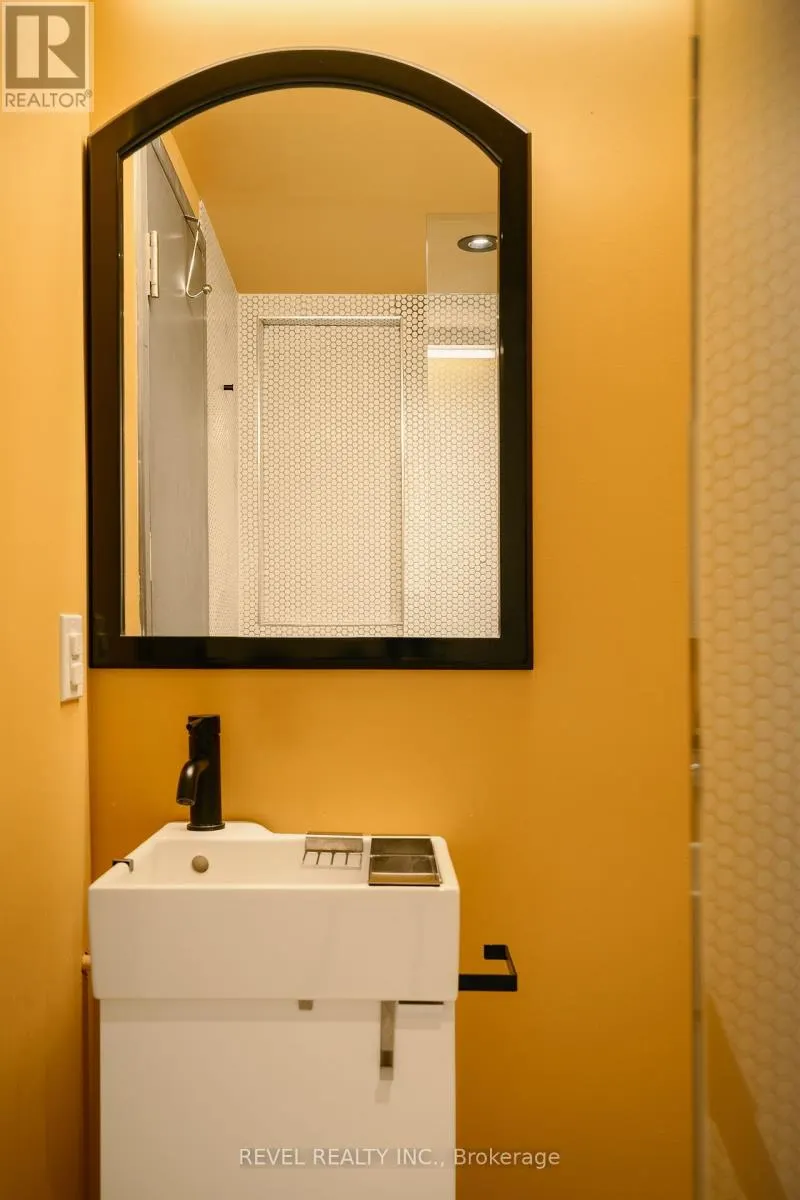2ND FLOOR - 1468 DUNDAS AVENUE W