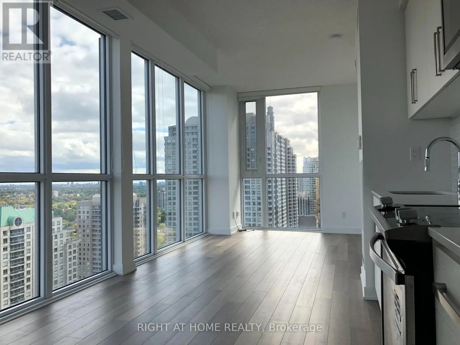 2207 - 5180 YONGE STREET