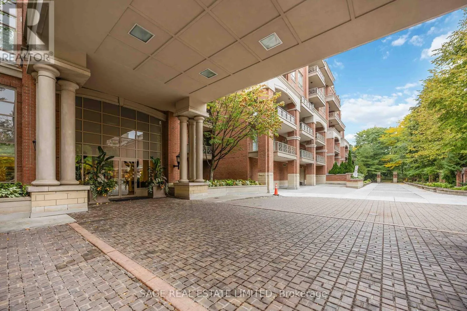 212 - 20 BURKEBROOK PLACE