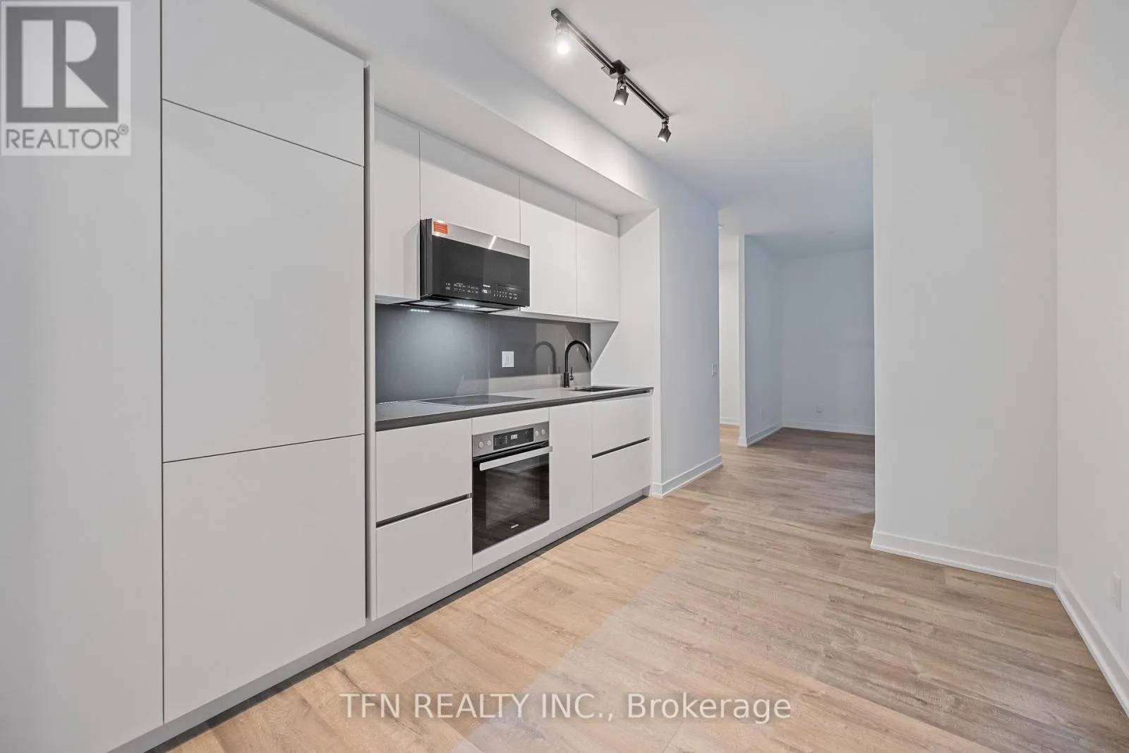 302 - 327 KING STREET W