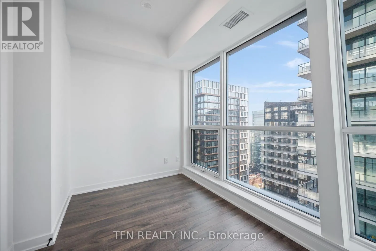 4404 - 327 KING STREET W