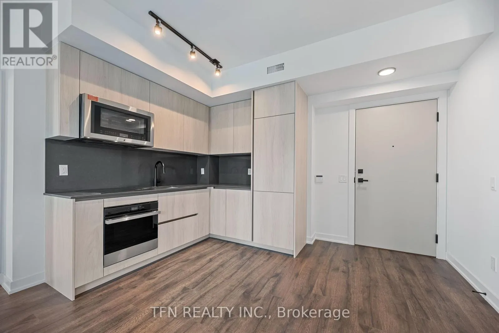 4404 - 327 KING STREET W
