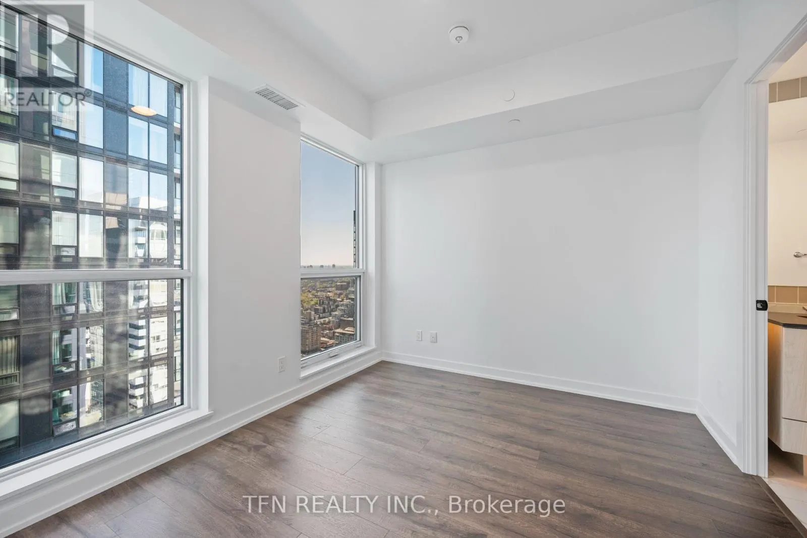 4404 - 327 KING STREET W