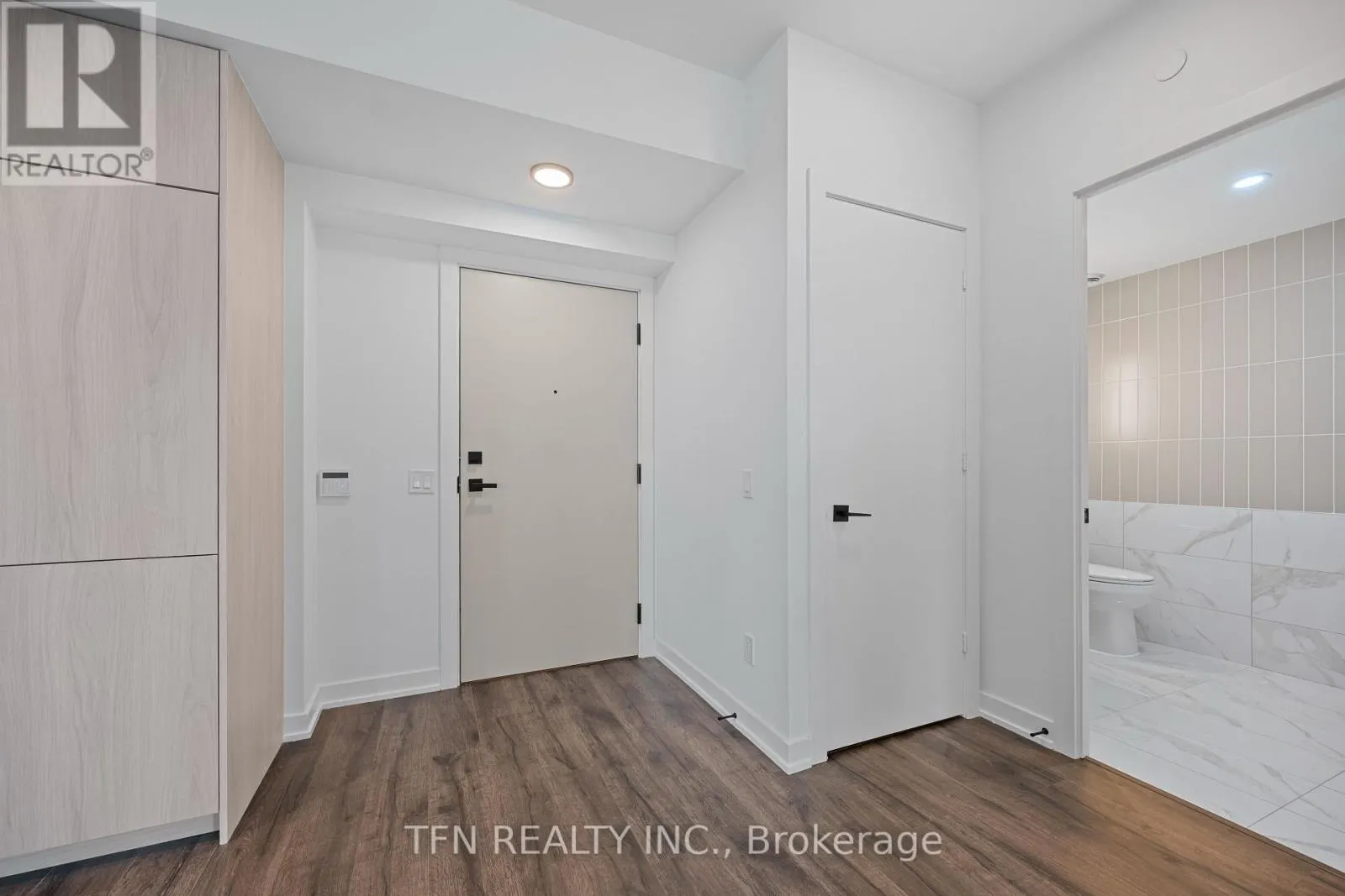 4404 - 327 KING STREET W