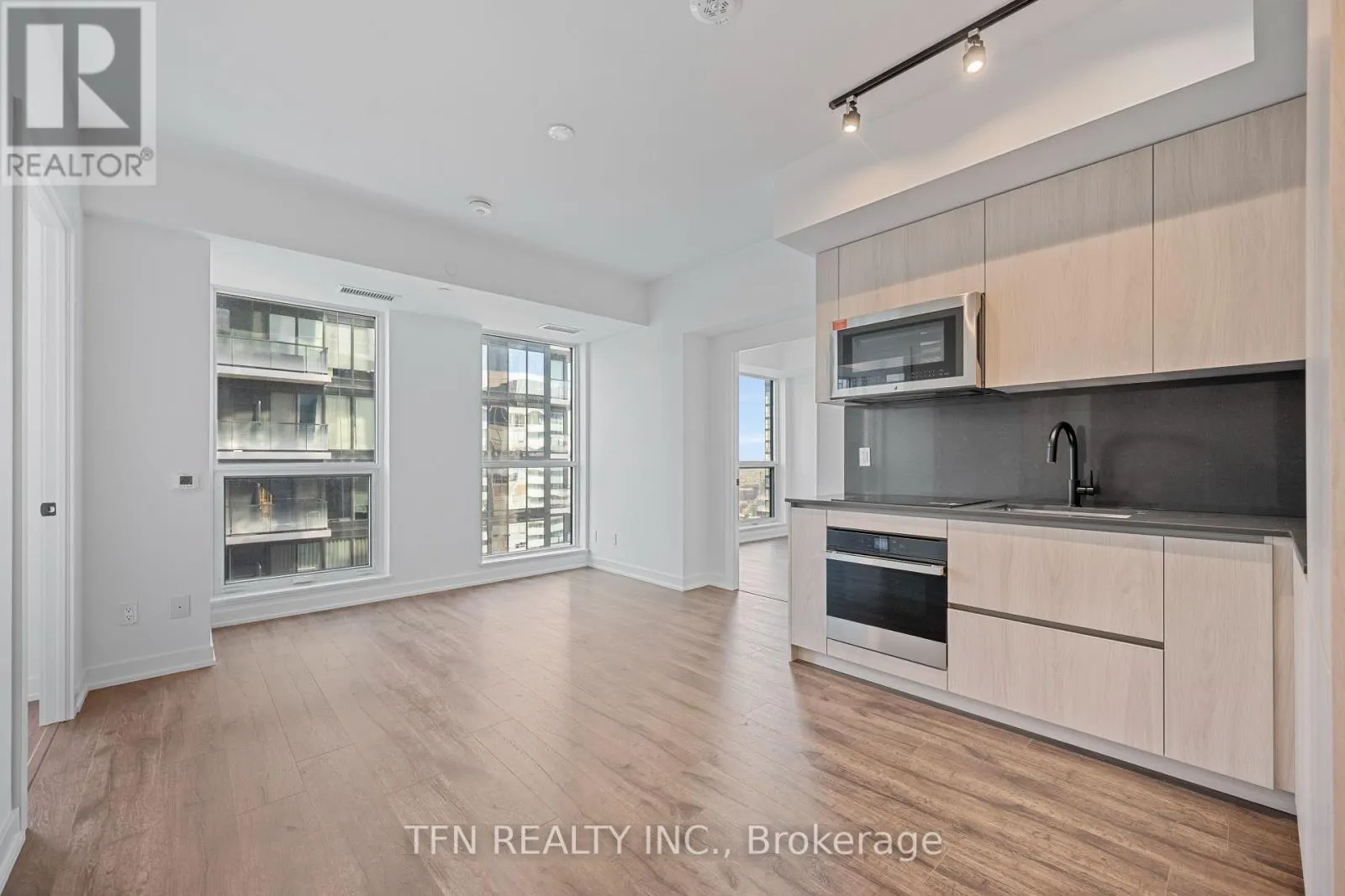 4404 - 327 KING STREET W