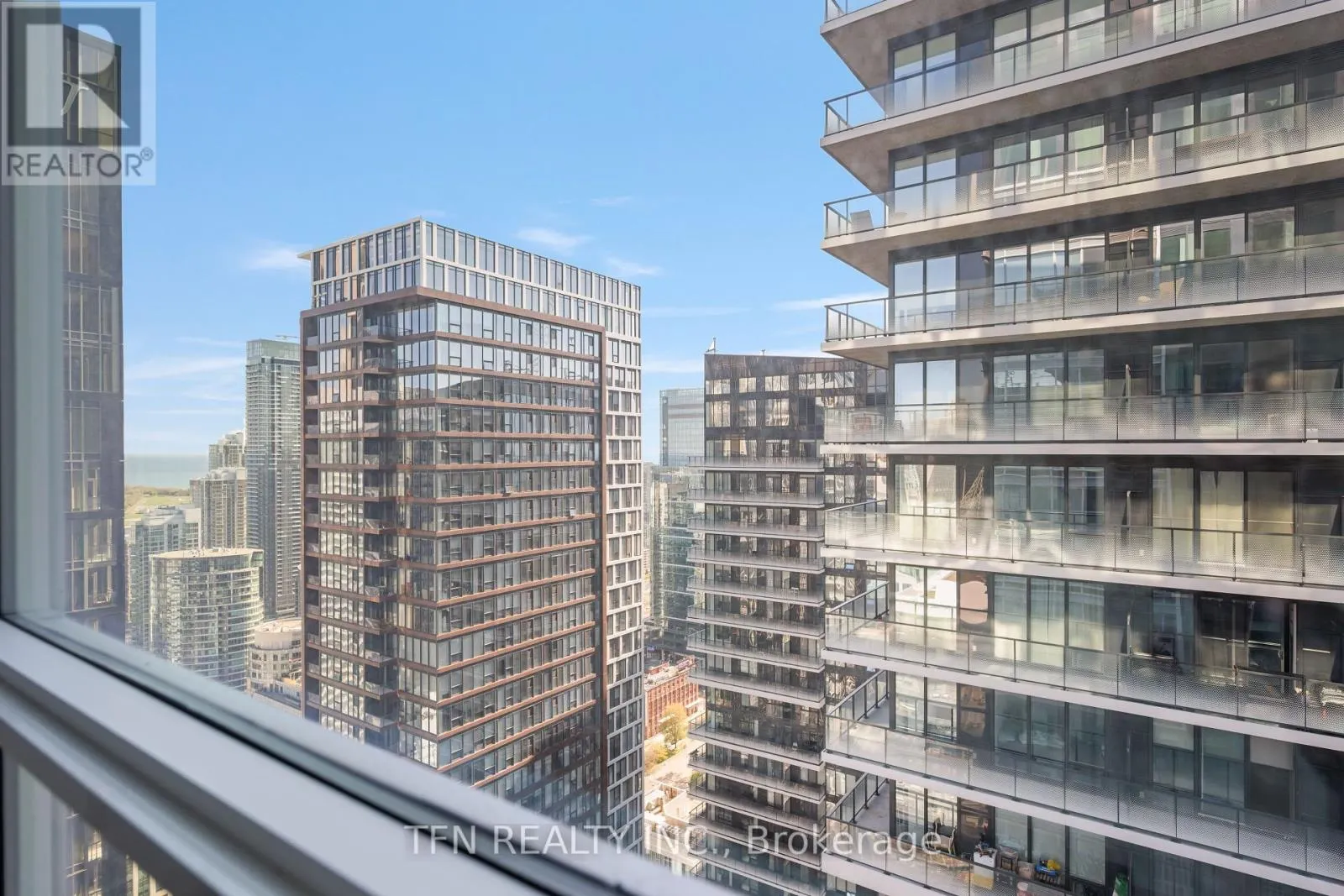 4404 - 327 KING STREET W