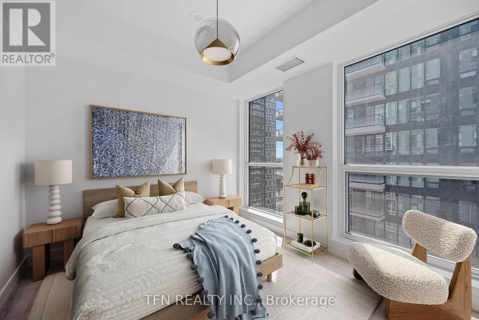 4305 - 327 KING STREET W