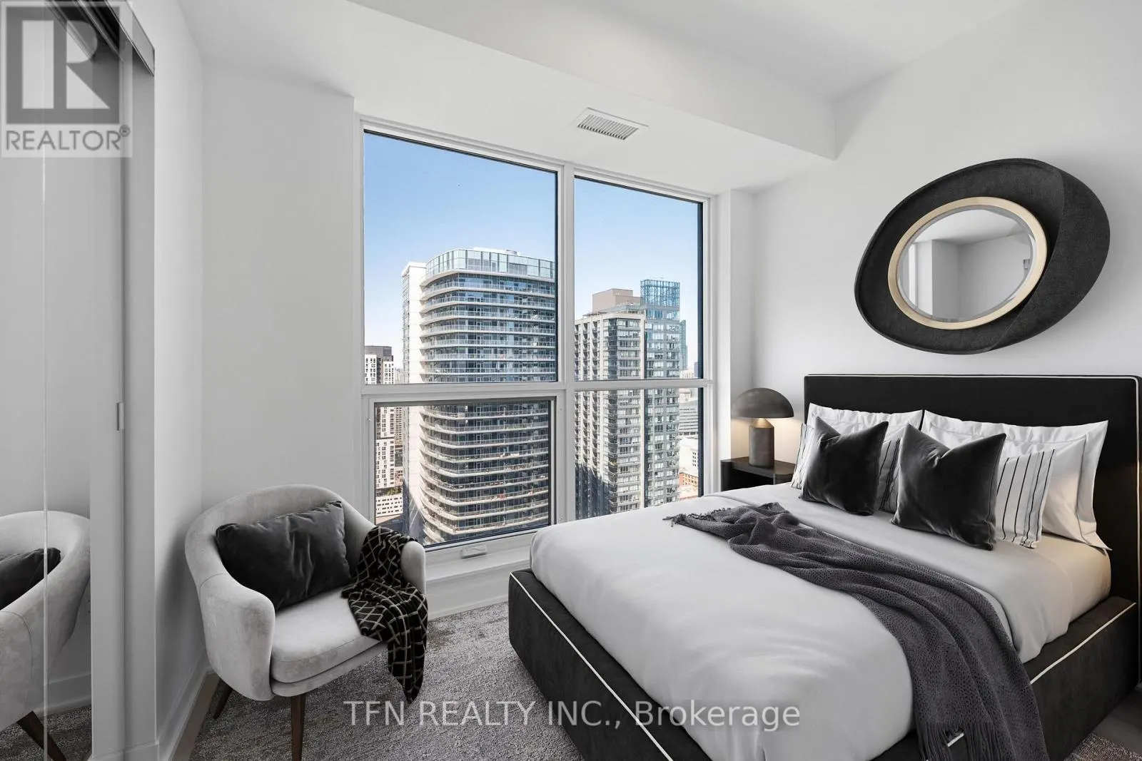 4305 - 327 KING STREET W