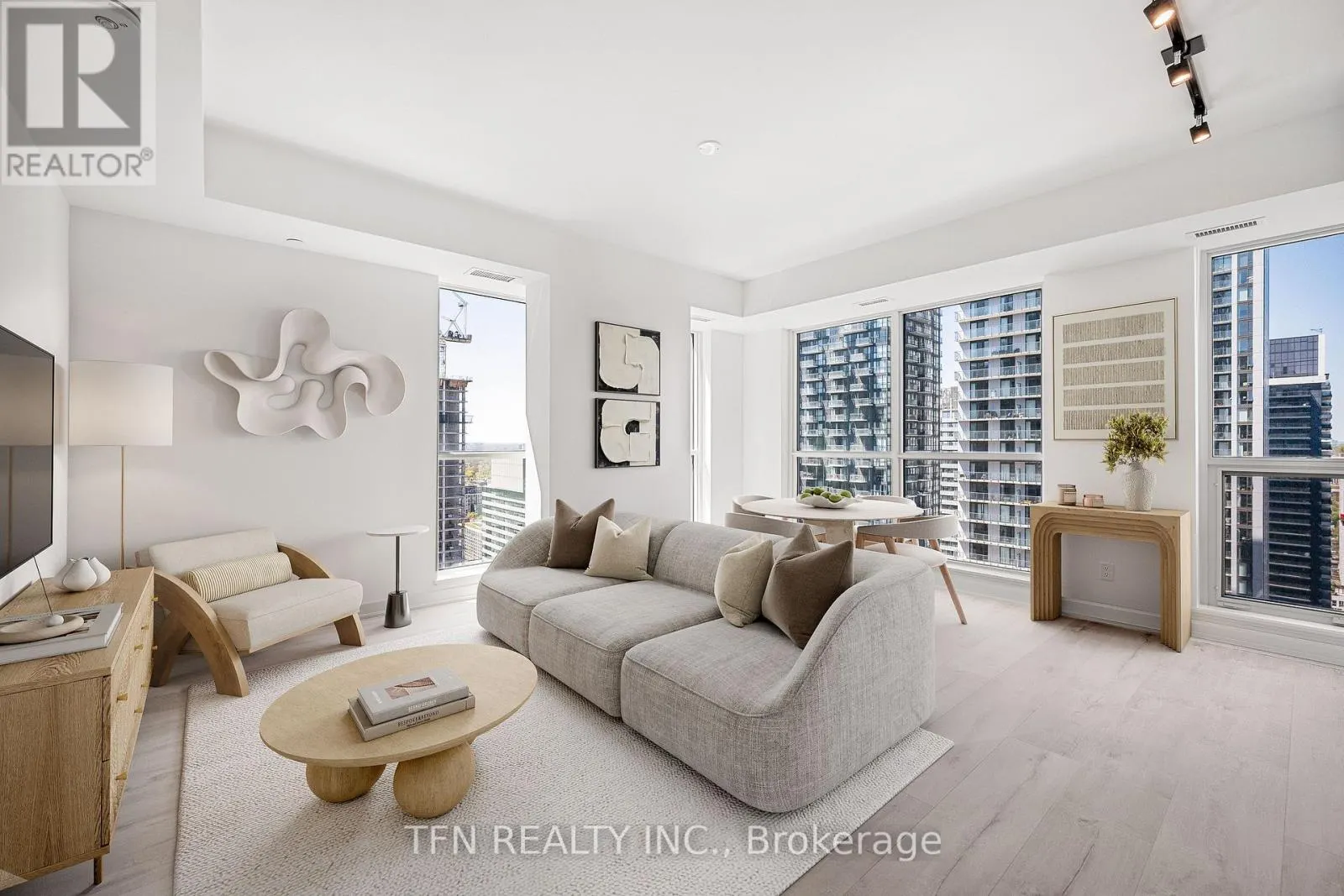 4305 - 327 KING STREET W