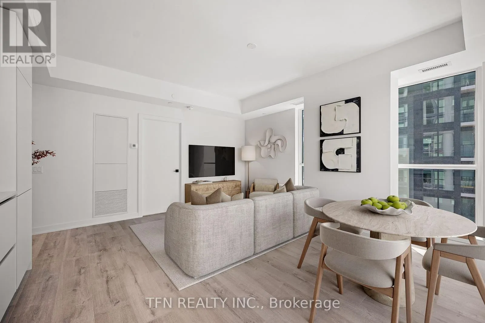 4305 - 327 KING STREET W